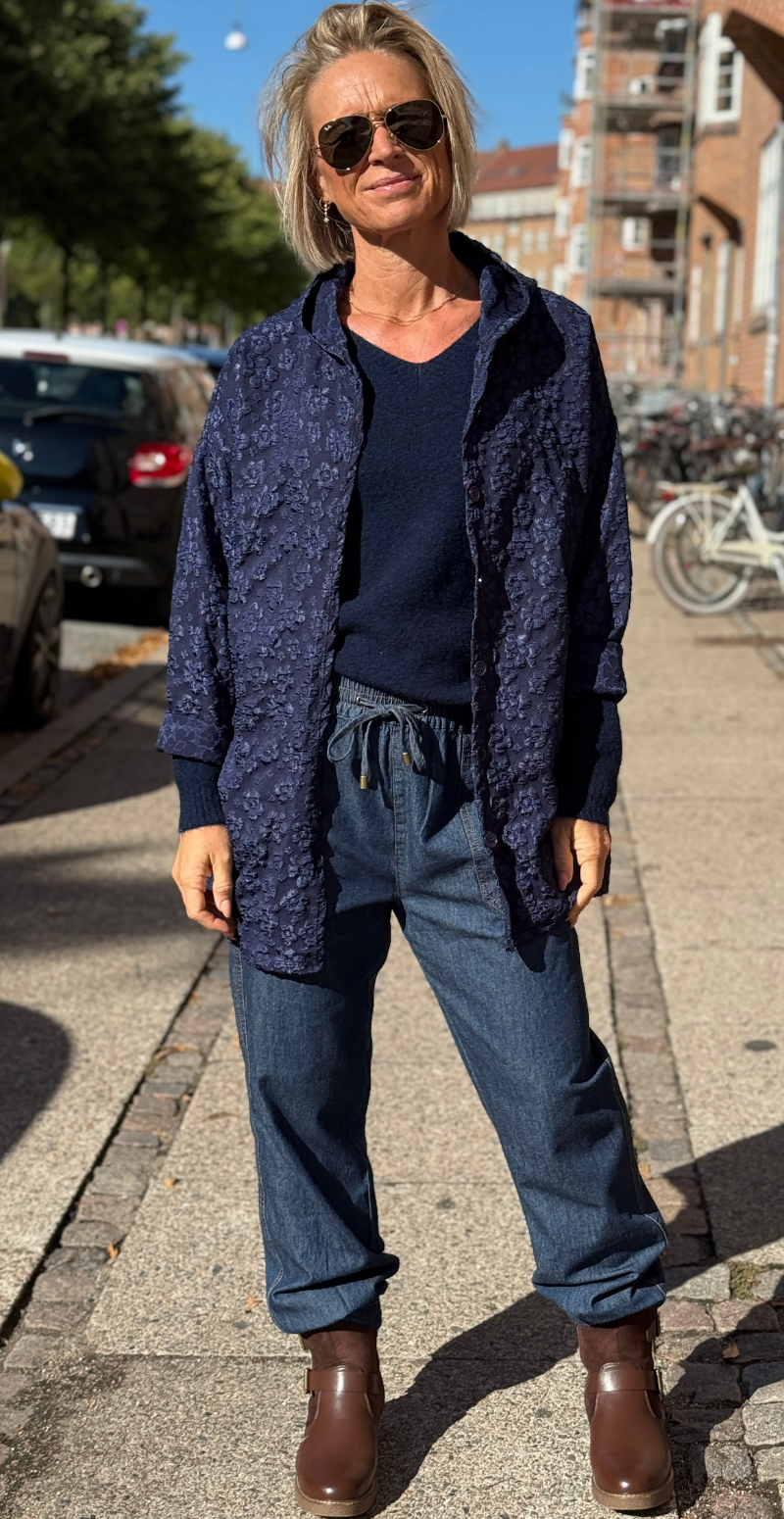 Bernadotte jakke med præget blomster og knapper navy LikeLondon