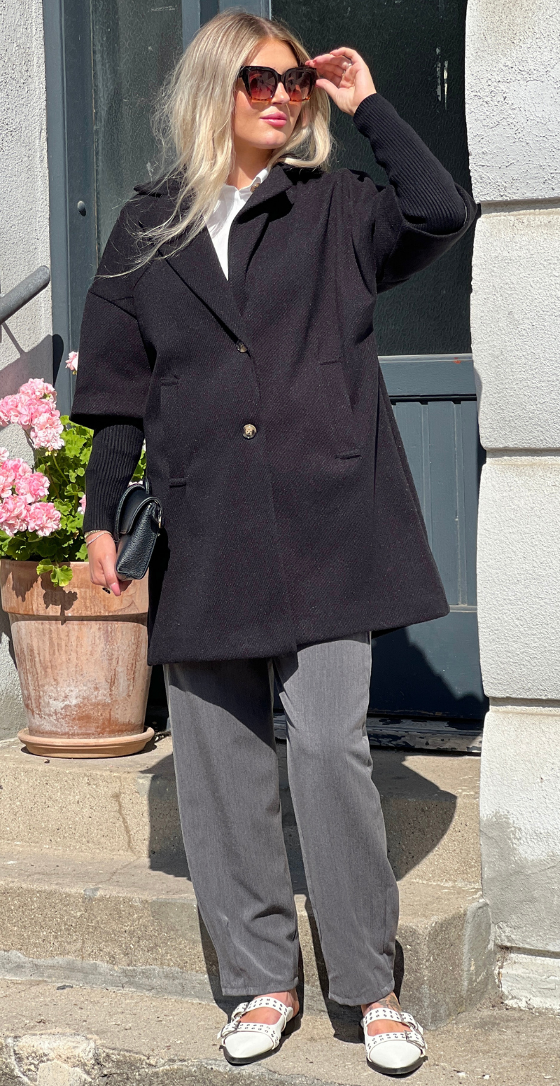 Nanna jakke med ribærmer sort Likelondon