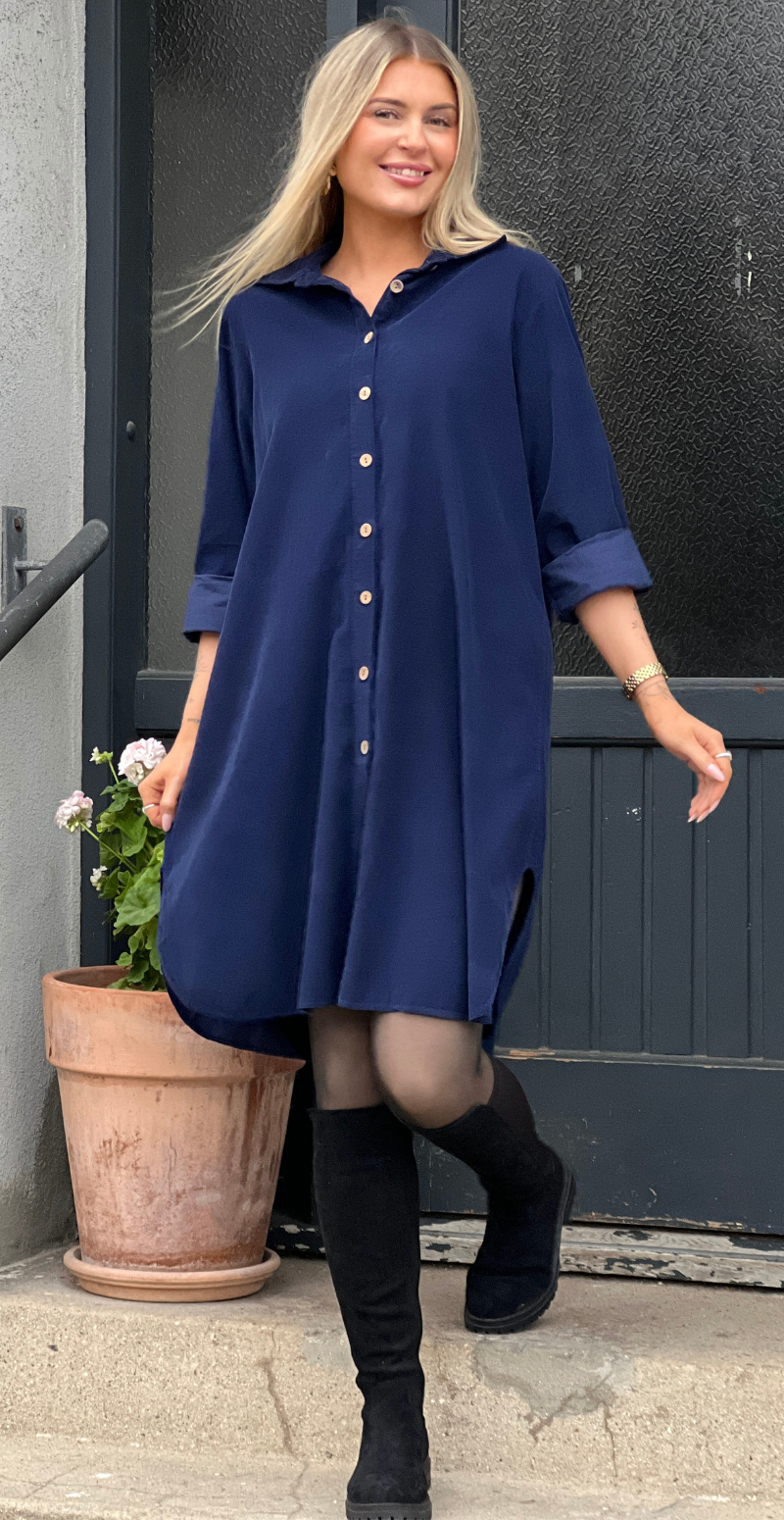 Forudbestil uge 3 Danica fløjls kjole-tunika med knapstolpe navy LikeLondon