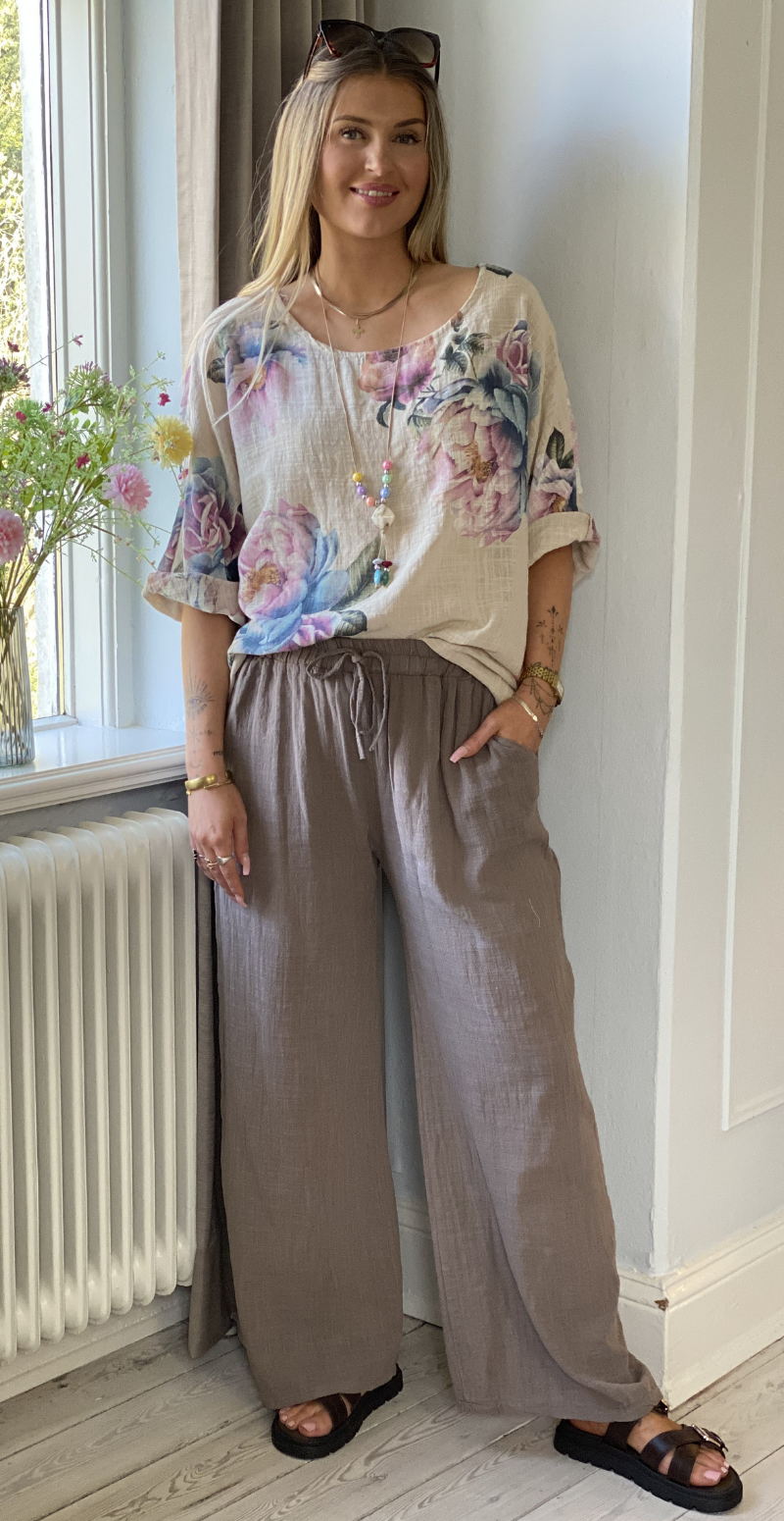 Feodora blomstret bluse med vidde og halskæde beige LikeLondon