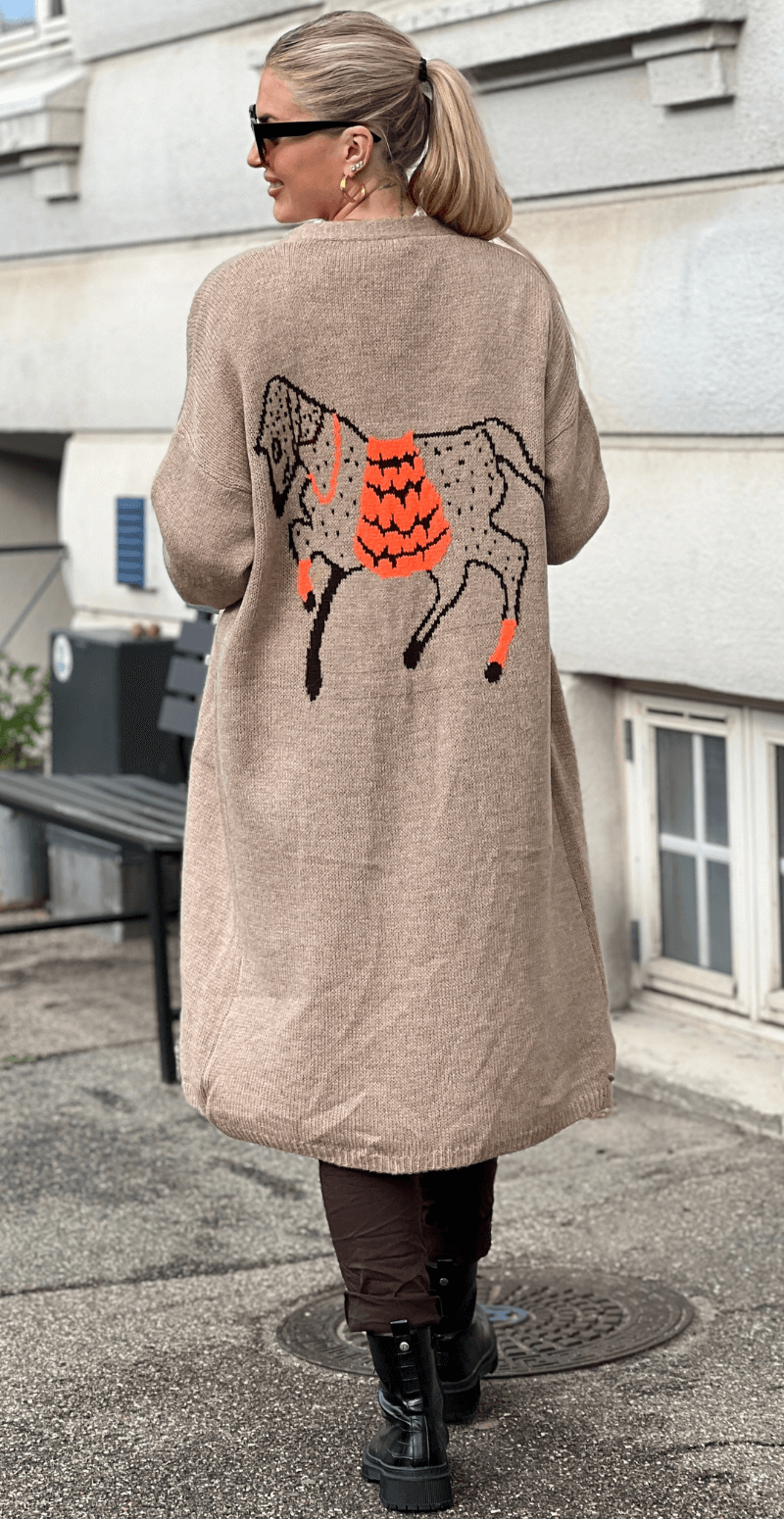 Ramona lang strik cardigan med hest på ryggen sand LikeLondon