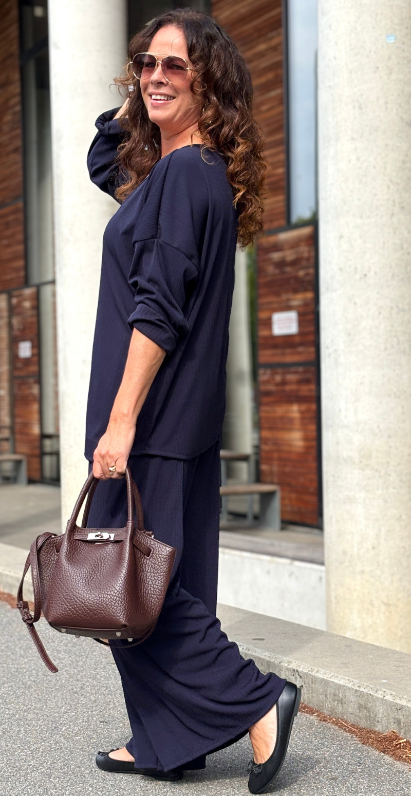 Tessie sæt med struktur og logo fortil bluse og bukser navy LikeLondon