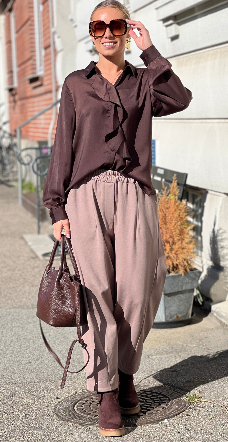 Igomi bluse med flæsekant foran java B.young