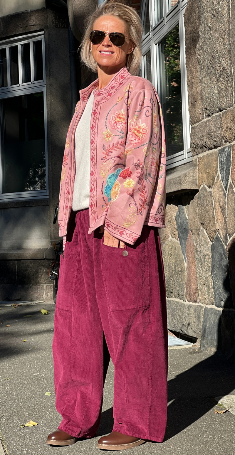 Estelle jakke i ruskindslook med print af broderede blomster rosa LikeLondon