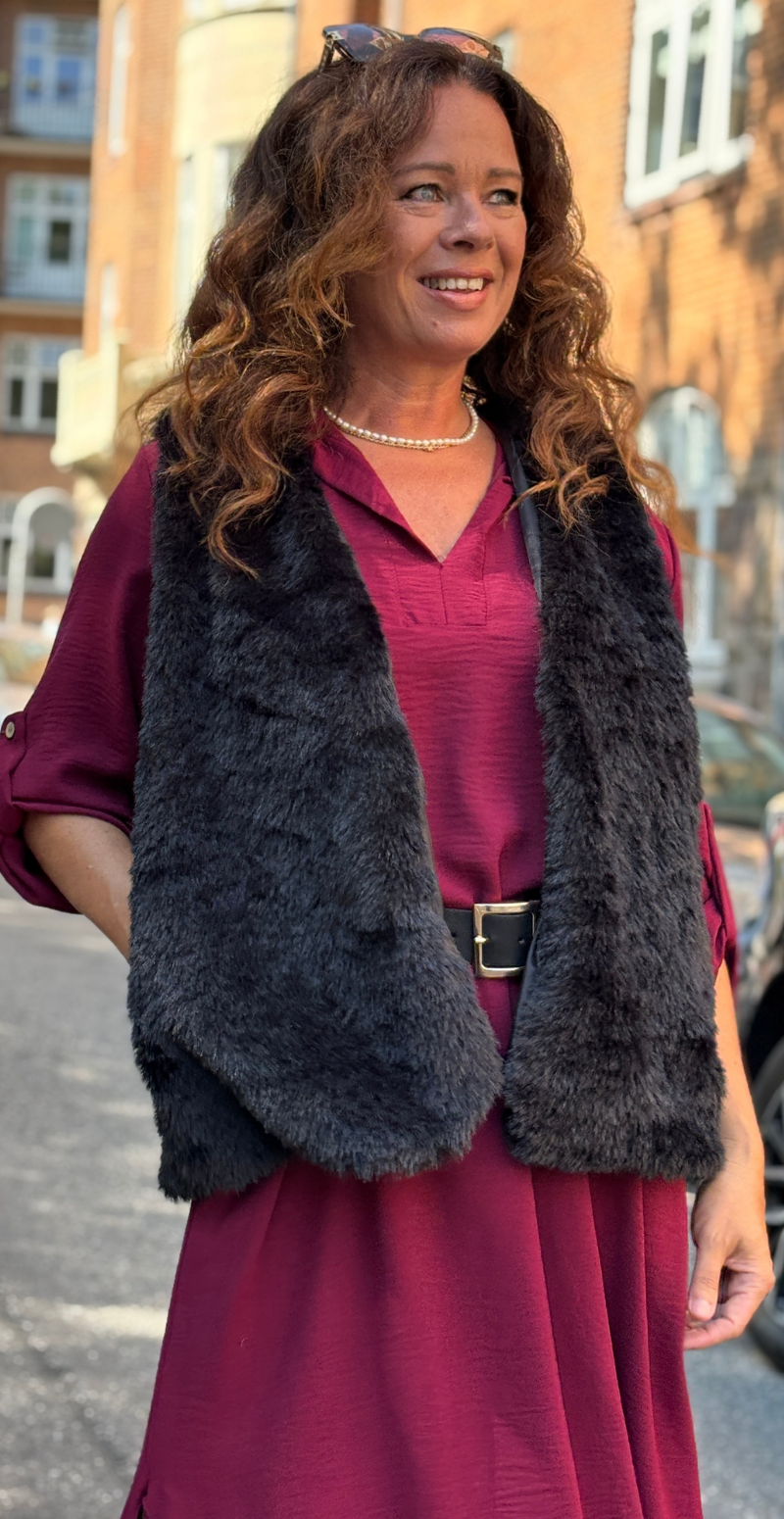 Angie fake fur vest med lommer sort