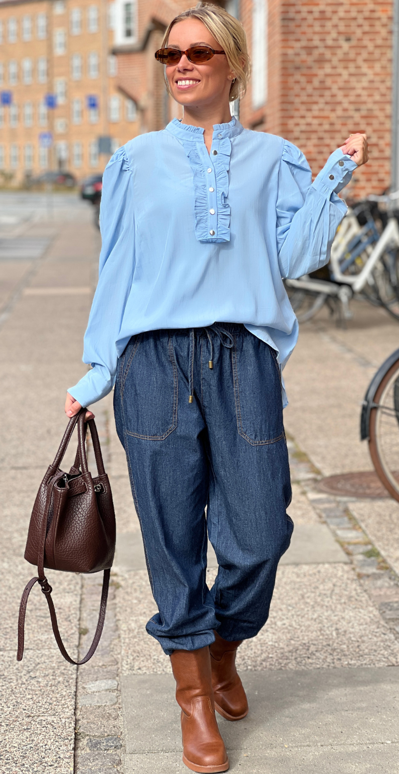 April bluse med flæse lysblå FreeQuent