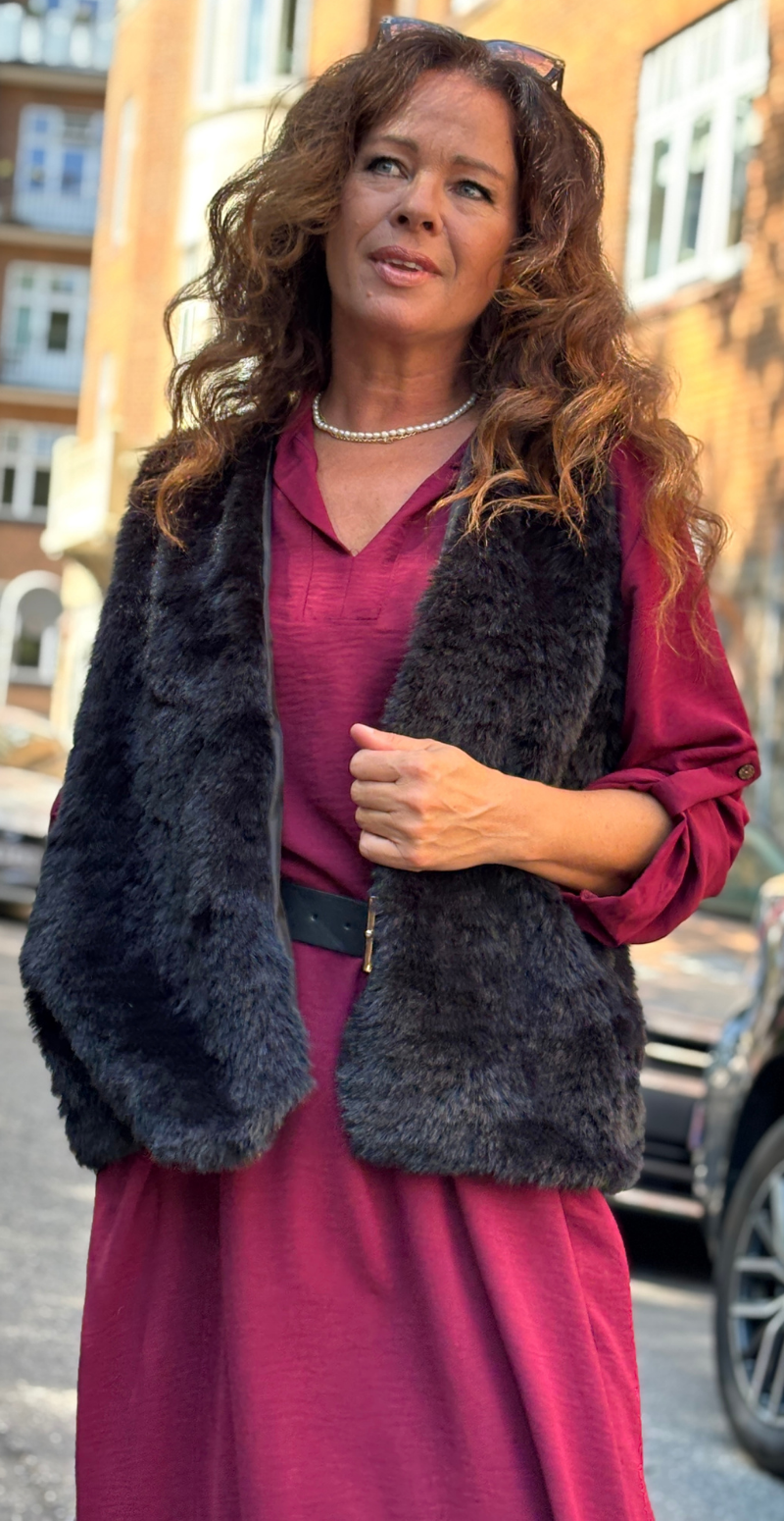 Angie fake fur vest med lommer sort