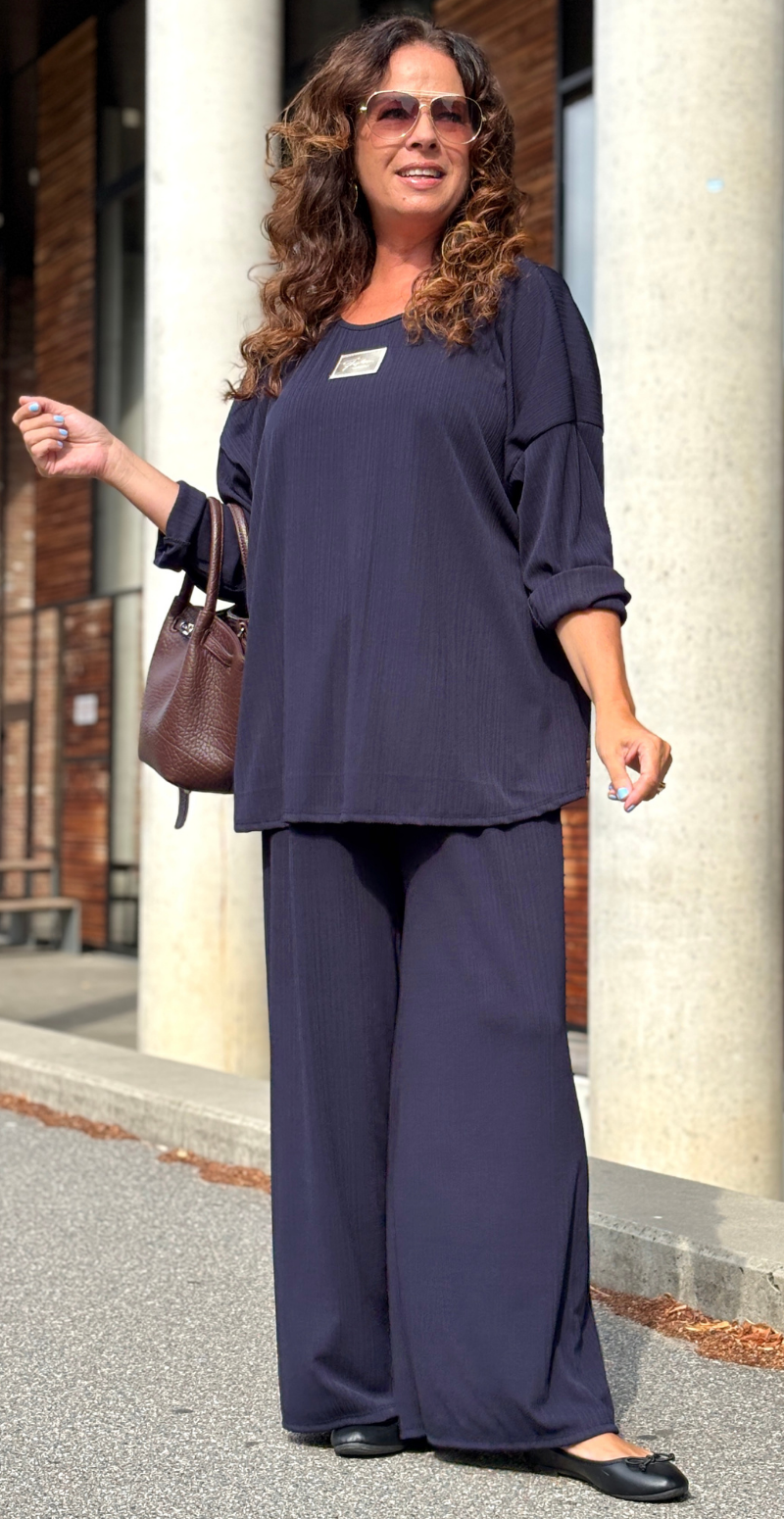 Tessie sæt med struktur og logo fortil bluse og bukser navy LikeLondon