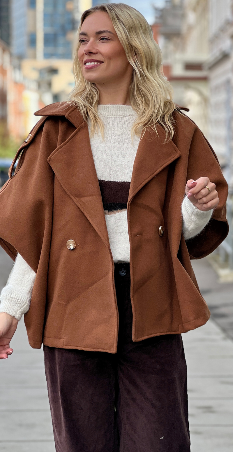 Cleo kort poncho jakke med knapper fortil og korte ærmer rust LikeLondon
