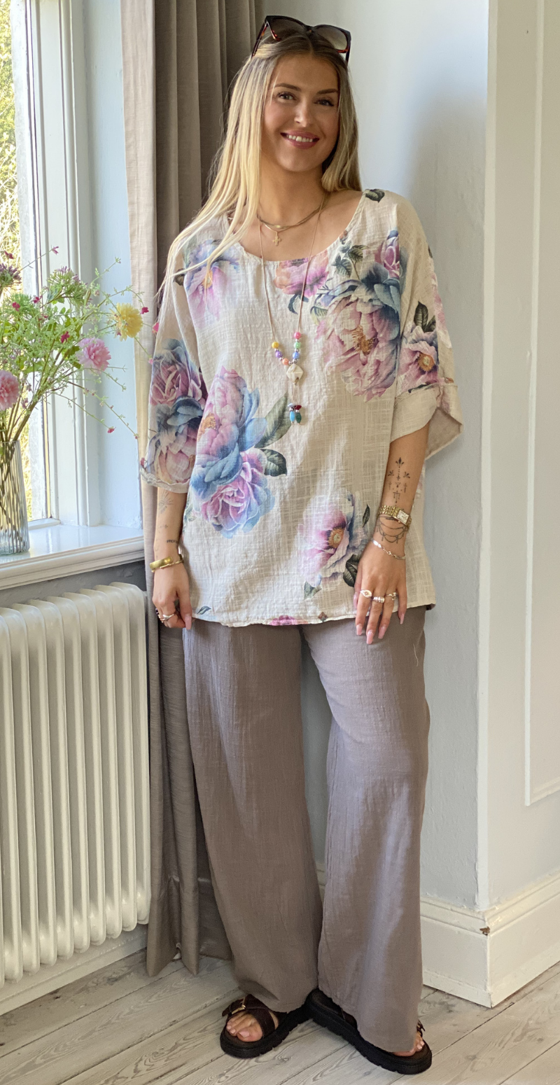 Feodora blomstret bluse med vidde og halskæde beige LikeLondon