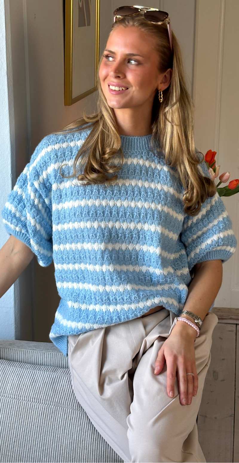 Nadine kortærmet strik med stribetmønster lysblå/hvid LikeLondon
