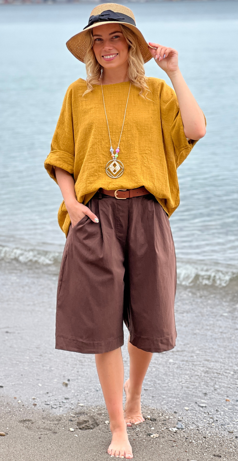 Alida bluse med vidde og halskæde senape LikeLondon