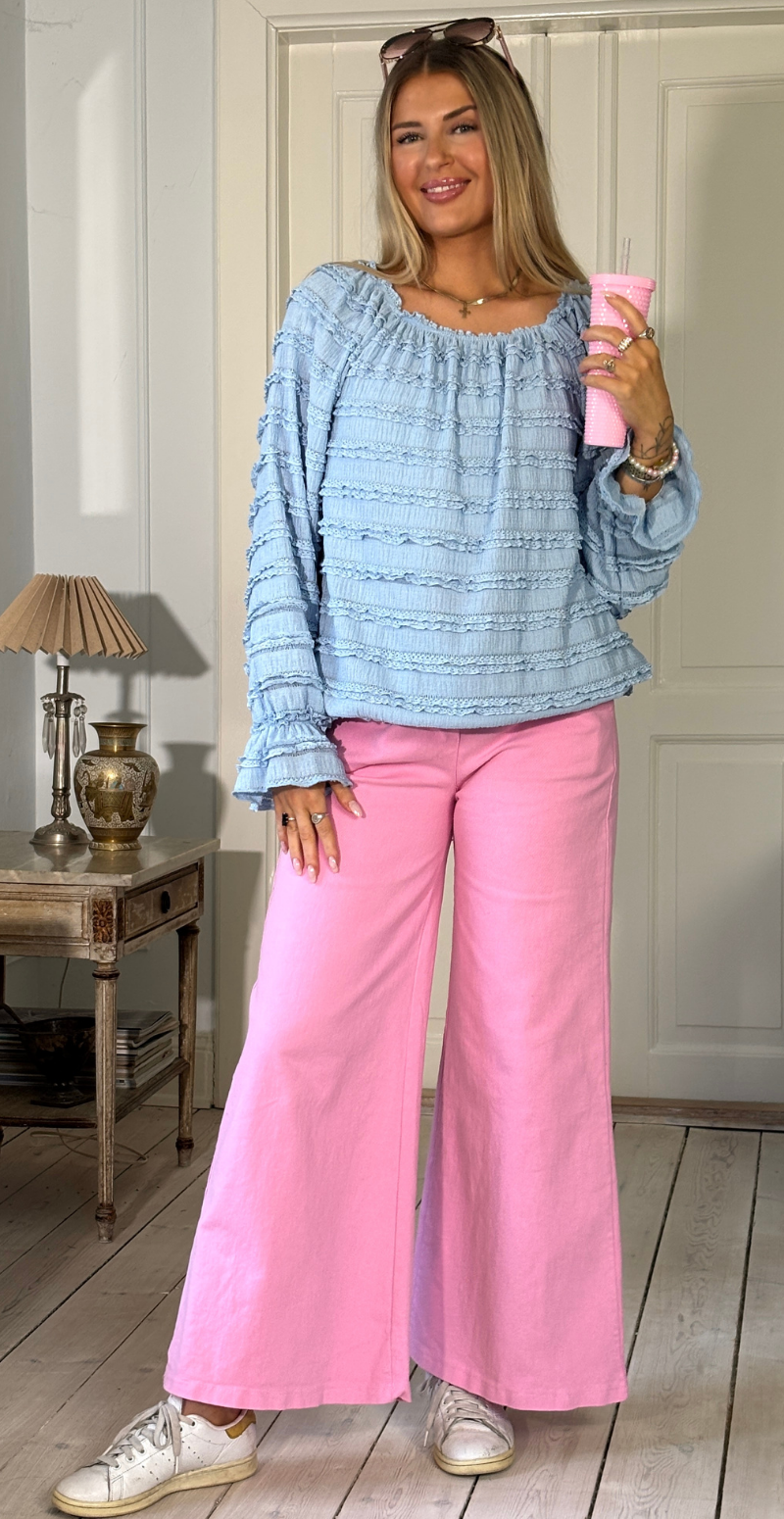 Cosima bluse med bådudskæring og flæser sky LikeLondon