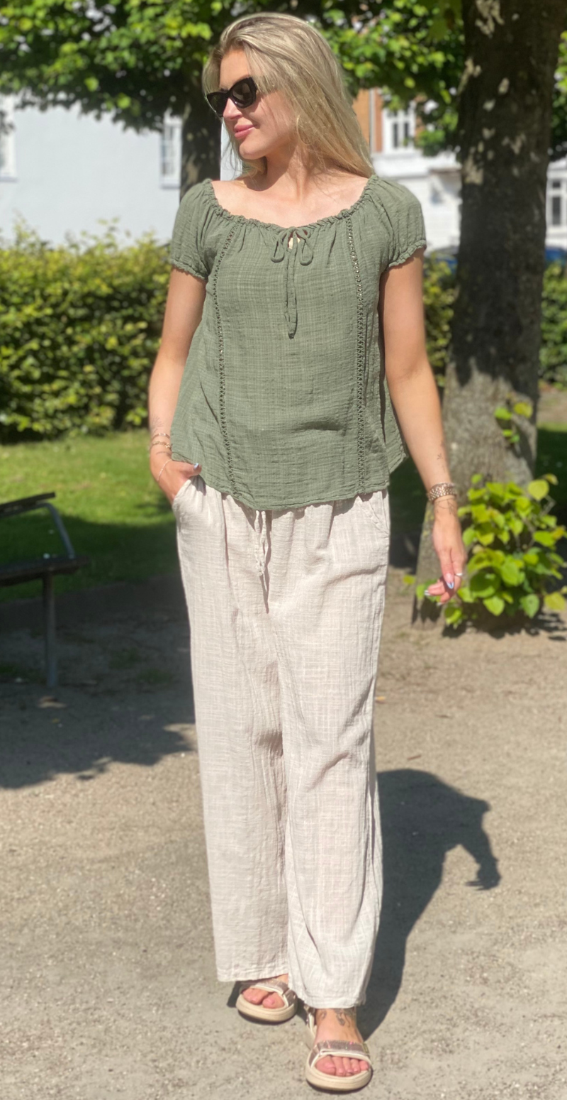 Karin bluse med korte ærmer, bindebånd og hæklede detaljer khaki LikeLondon