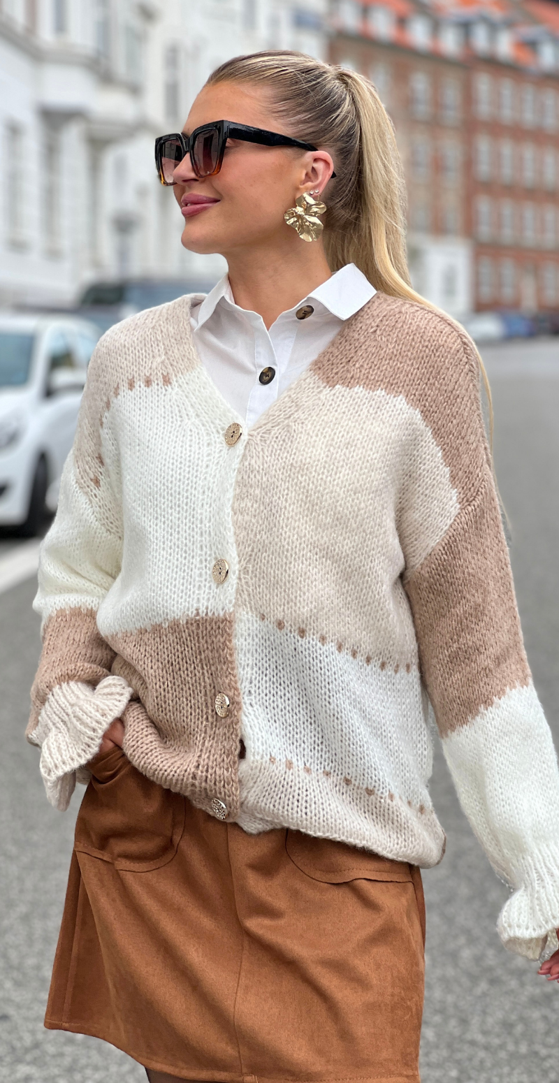 Lorraine cardigan med asymmetrisk mønster og guldknapper camel LikeLondon