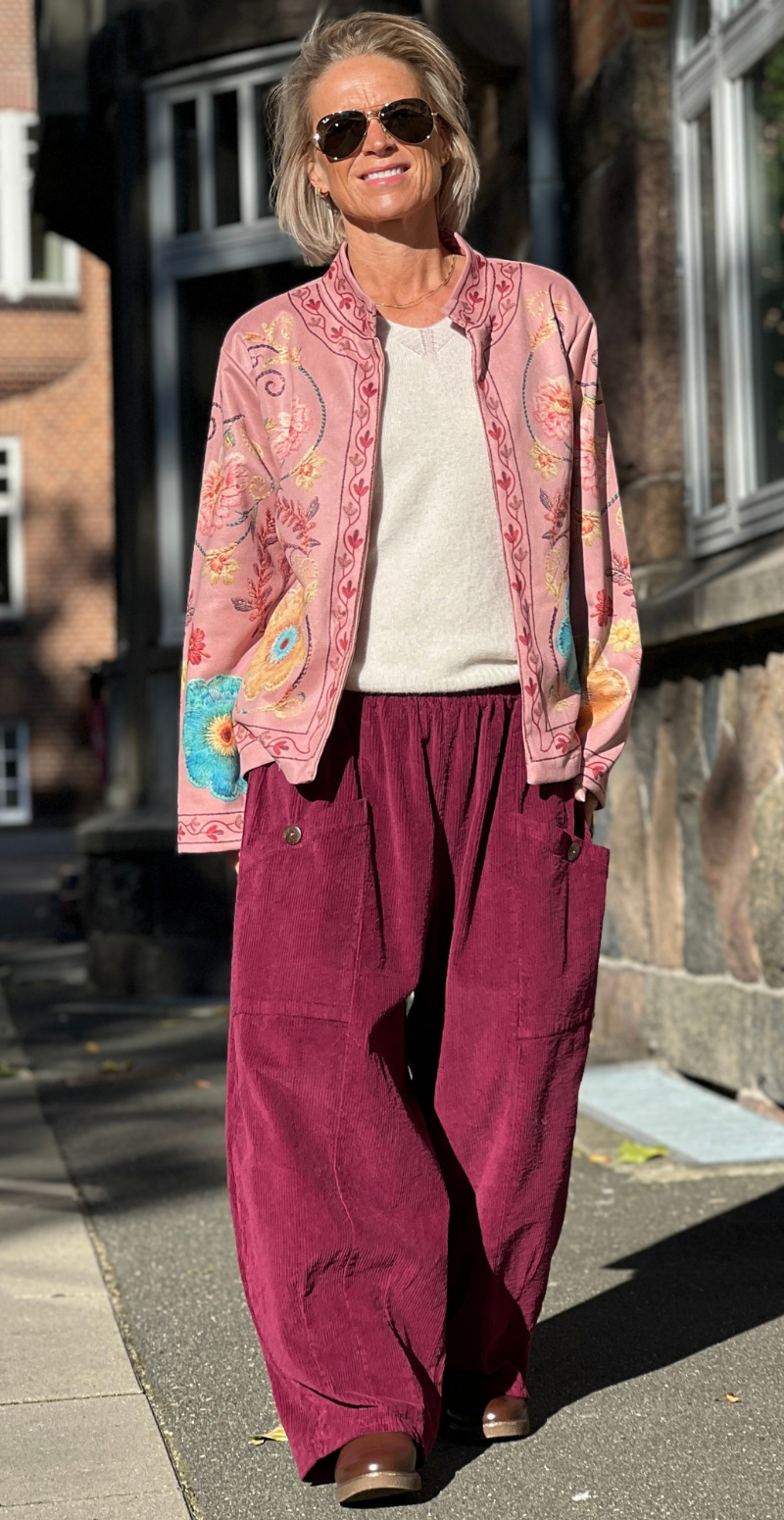 Estelle jakke i ruskindslook med print af broderede blomster rosa LikeLondon