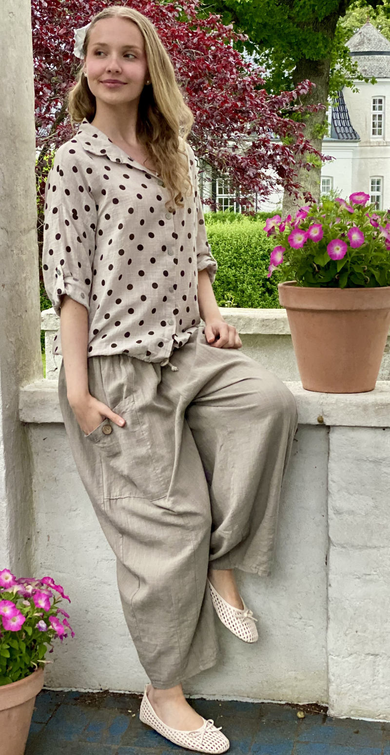 Bianca skjorte med snøre ved taljen og prikker beige LikeLondon