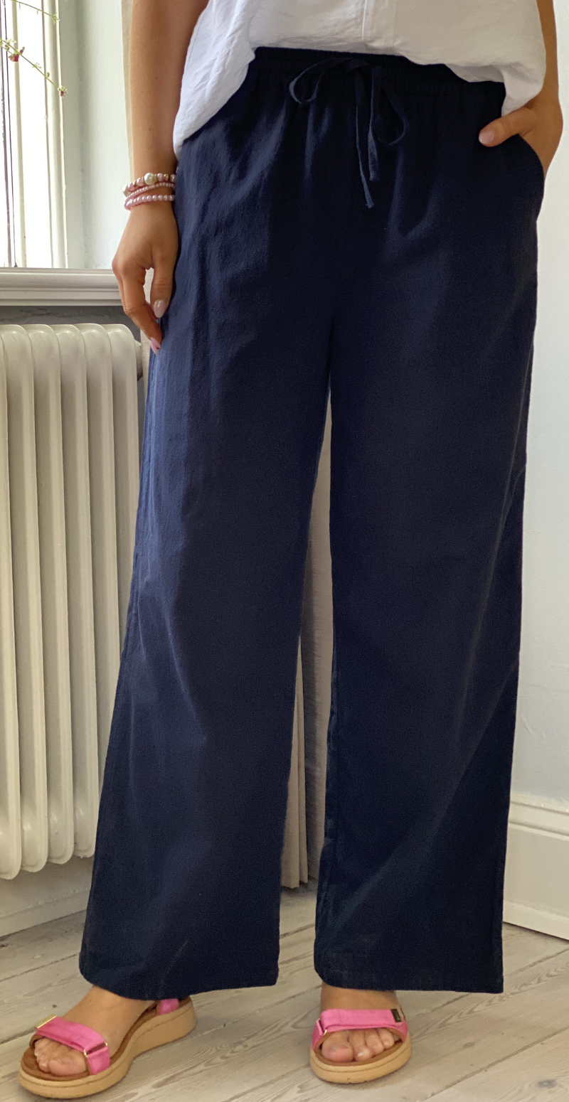 Sally buks med elastik i taljen og lommer navy Likelondon