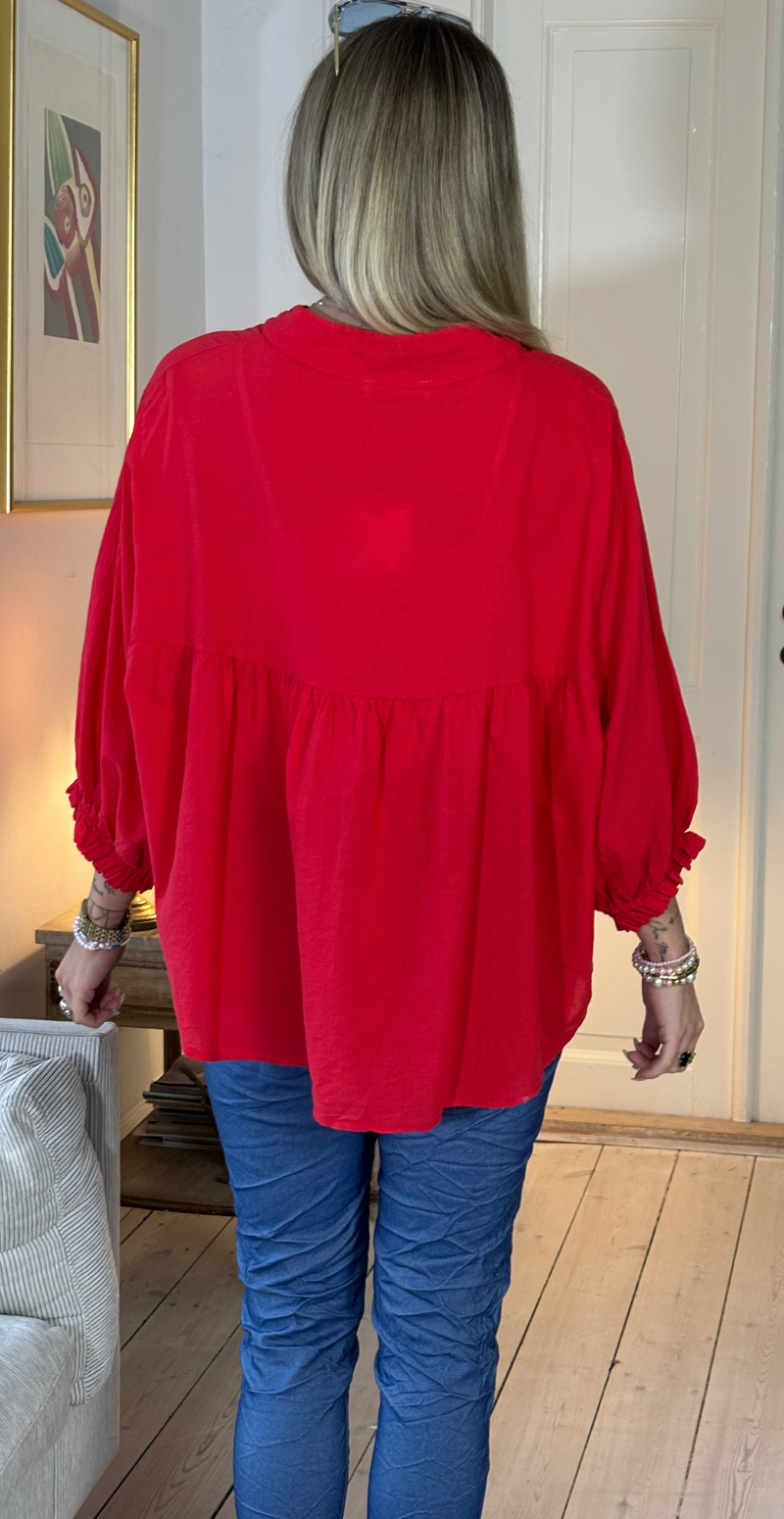 Francie bluse med knapper og ballonærmer rød LikeLondon