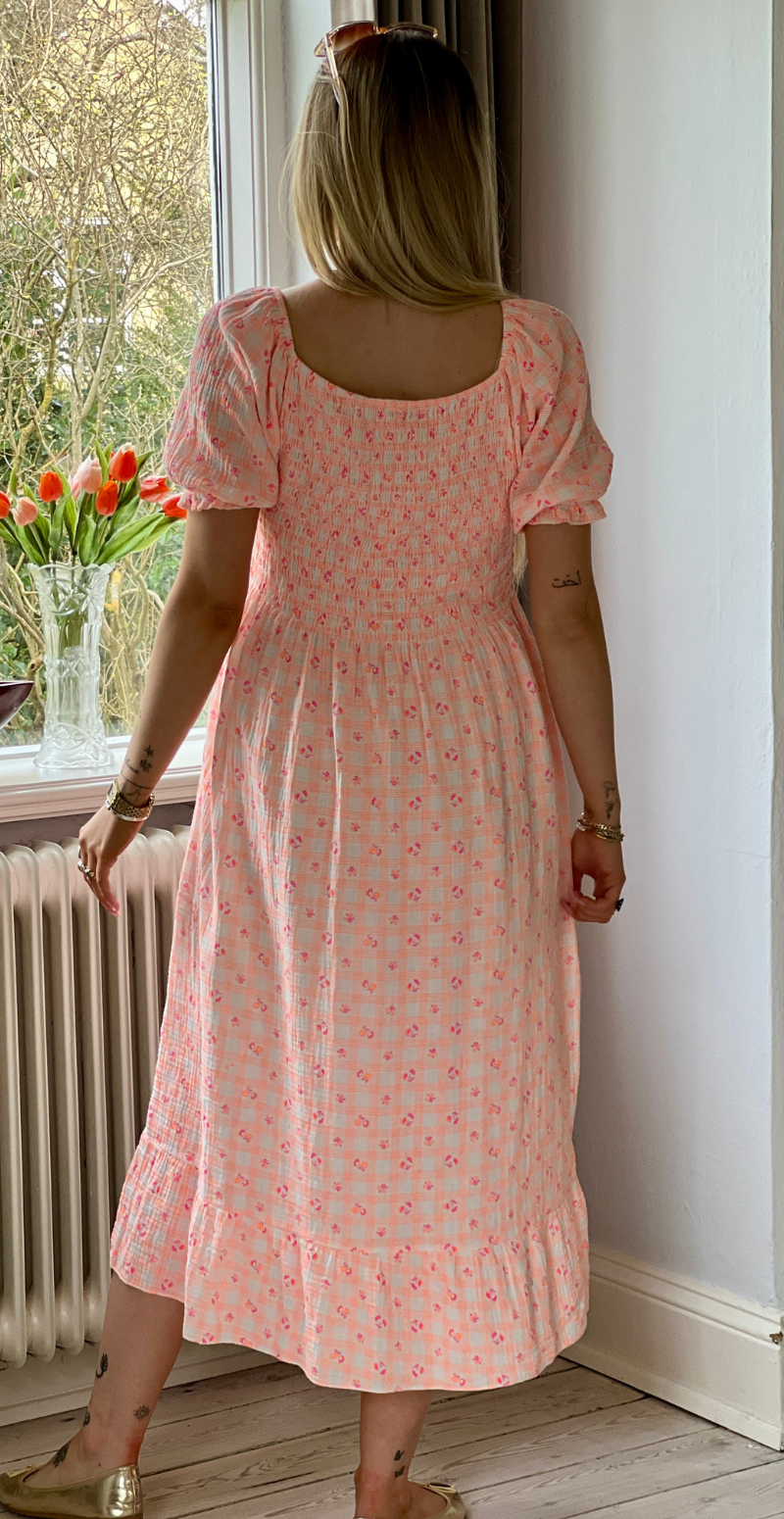 Olga ternet kjole med små blomster og smock orange LikeLondon