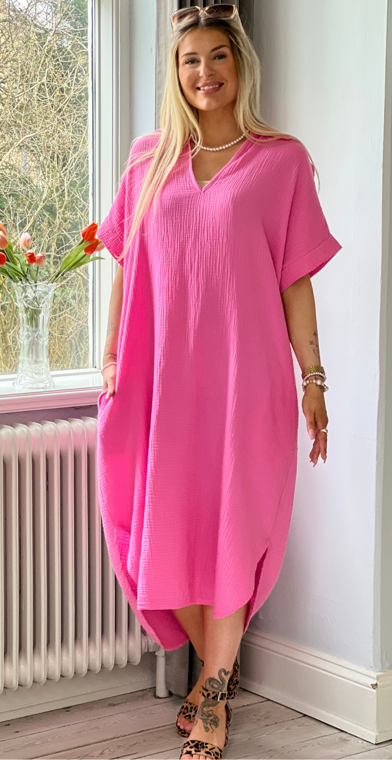 Dagmar kjole i musselin fuxia LikeLondon