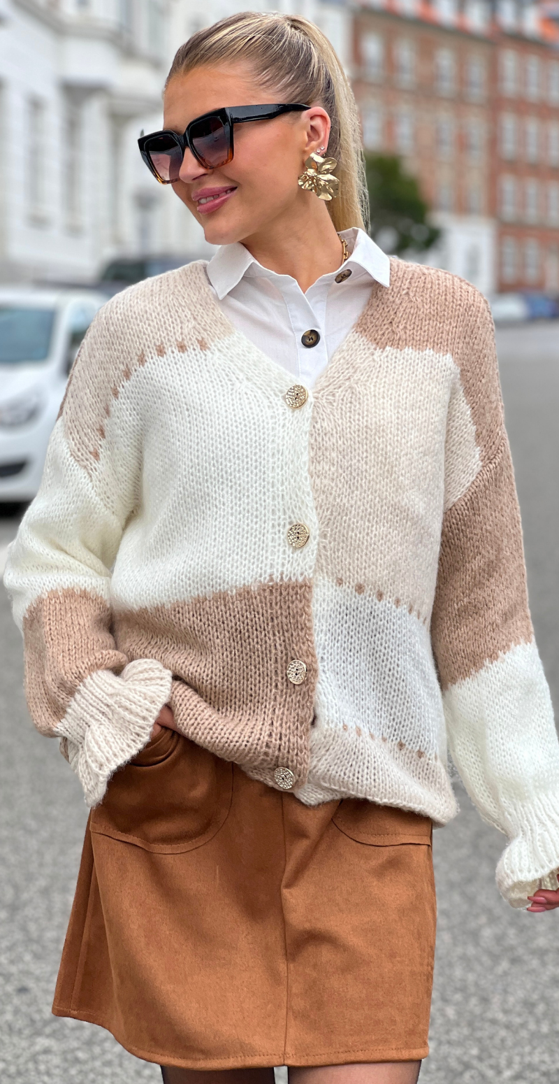 Lorraine cardigan med asymmetrisk mønster og guldknapper camel LikeLondon