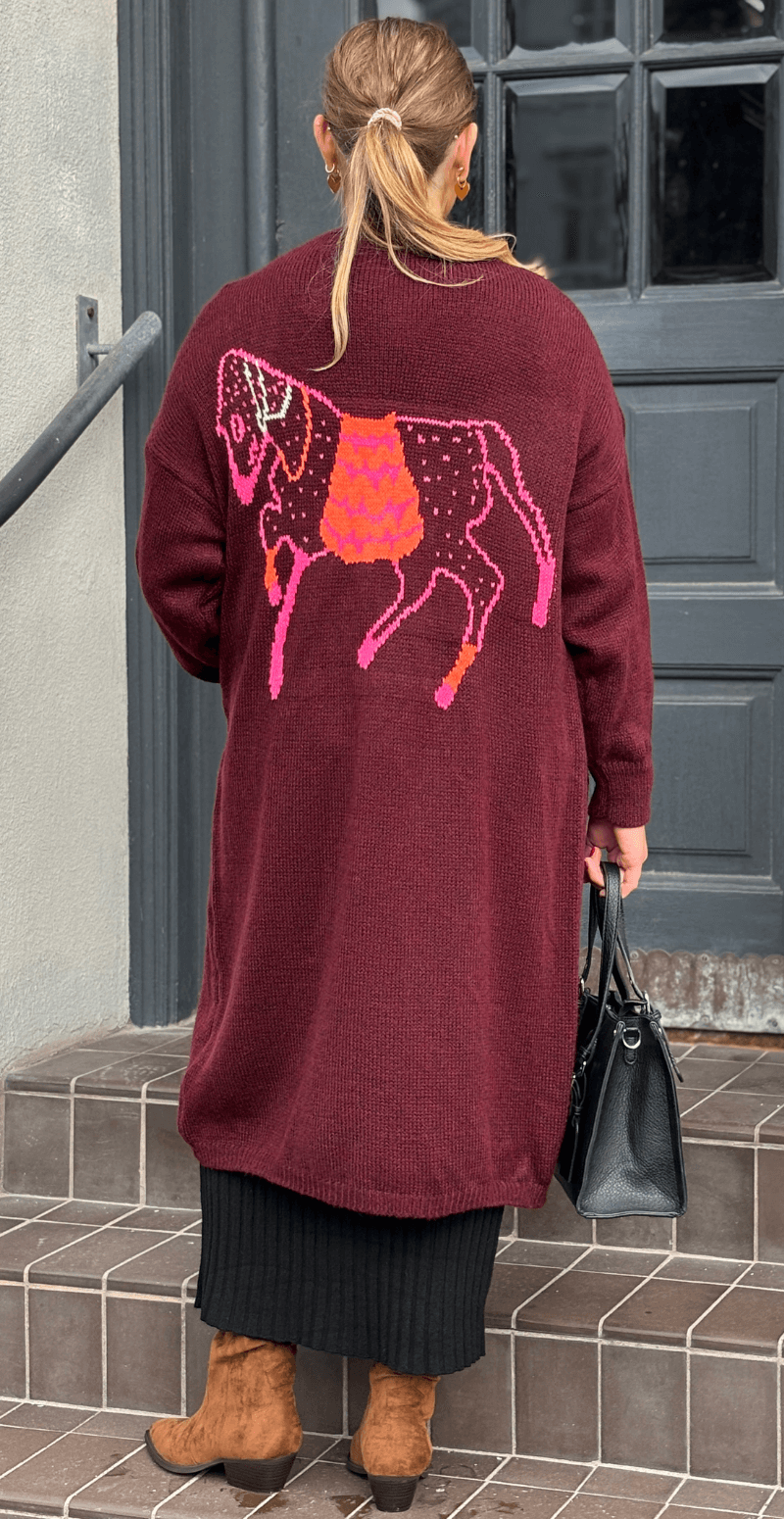 Forudbestil uge 40 Ramona lang strik cardigan med hest på ryggen bordeaux LikeLondon