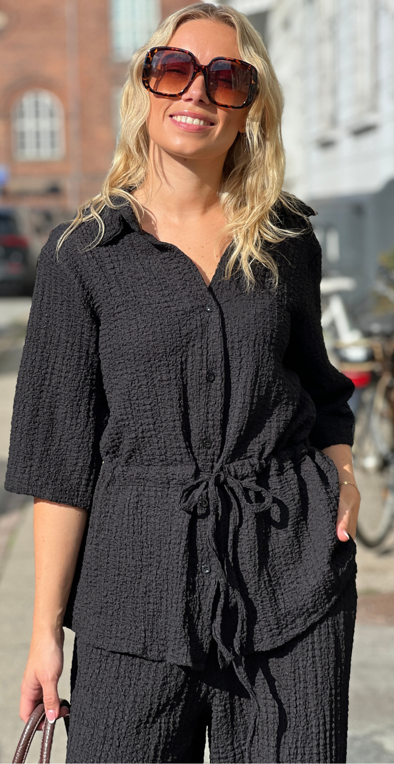 Agnes sæt med bluse i krepp med bindebånd og bukser sort LikeLondon