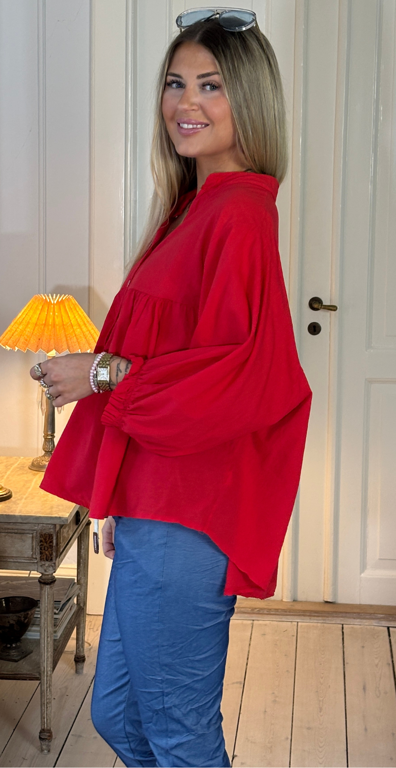 Francie bluse med knapper og ballonærmer rød LikeLondon