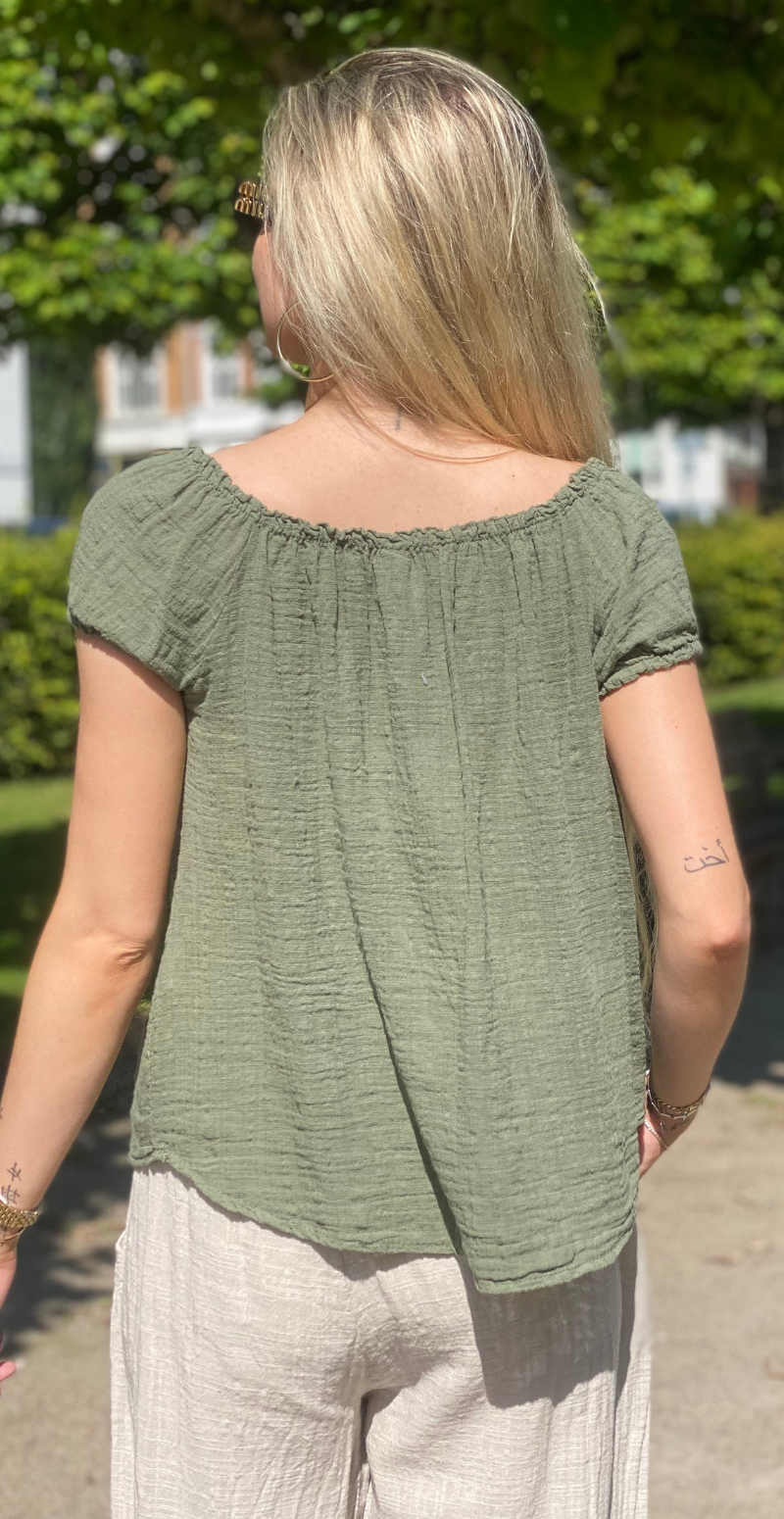 Karin bluse med korte ærmer, bindebånd og hæklede detaljer khaki LikeLondon