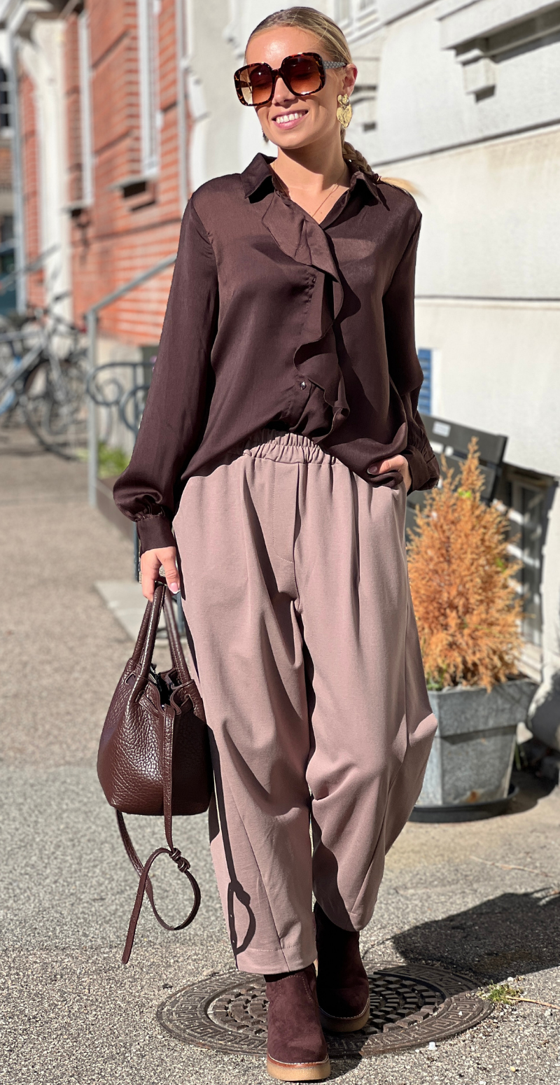 Igomi bluse med flæsekant foran java B.young