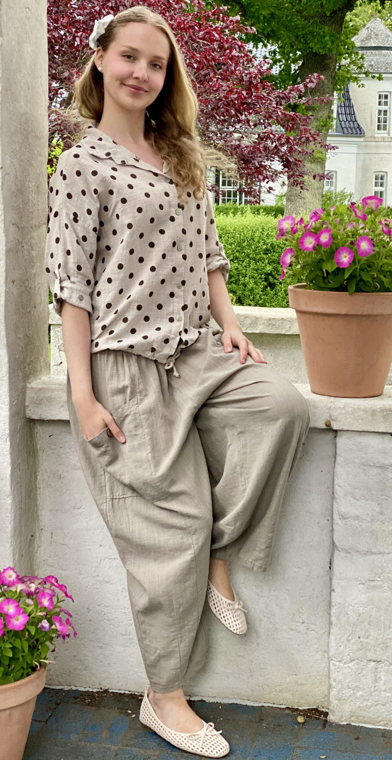 Bianca skjorte med snøre ved taljen og prikker beige LikeLondon
