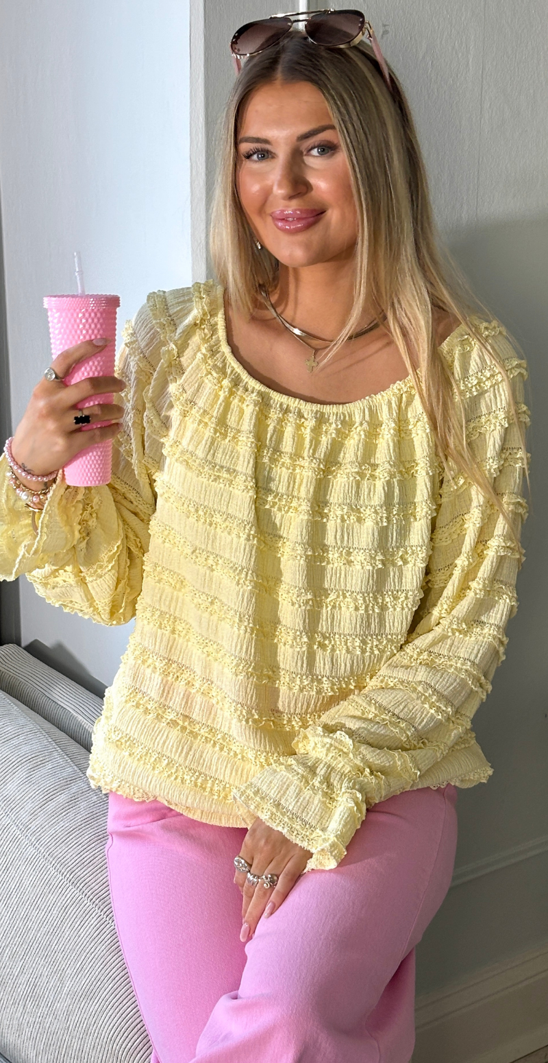 Cosima bluse med bådudskæring og flæser gul LikeLondon