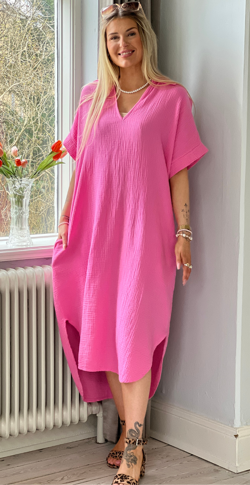 Dagmar kjole i musselin fuxia LikeLondon