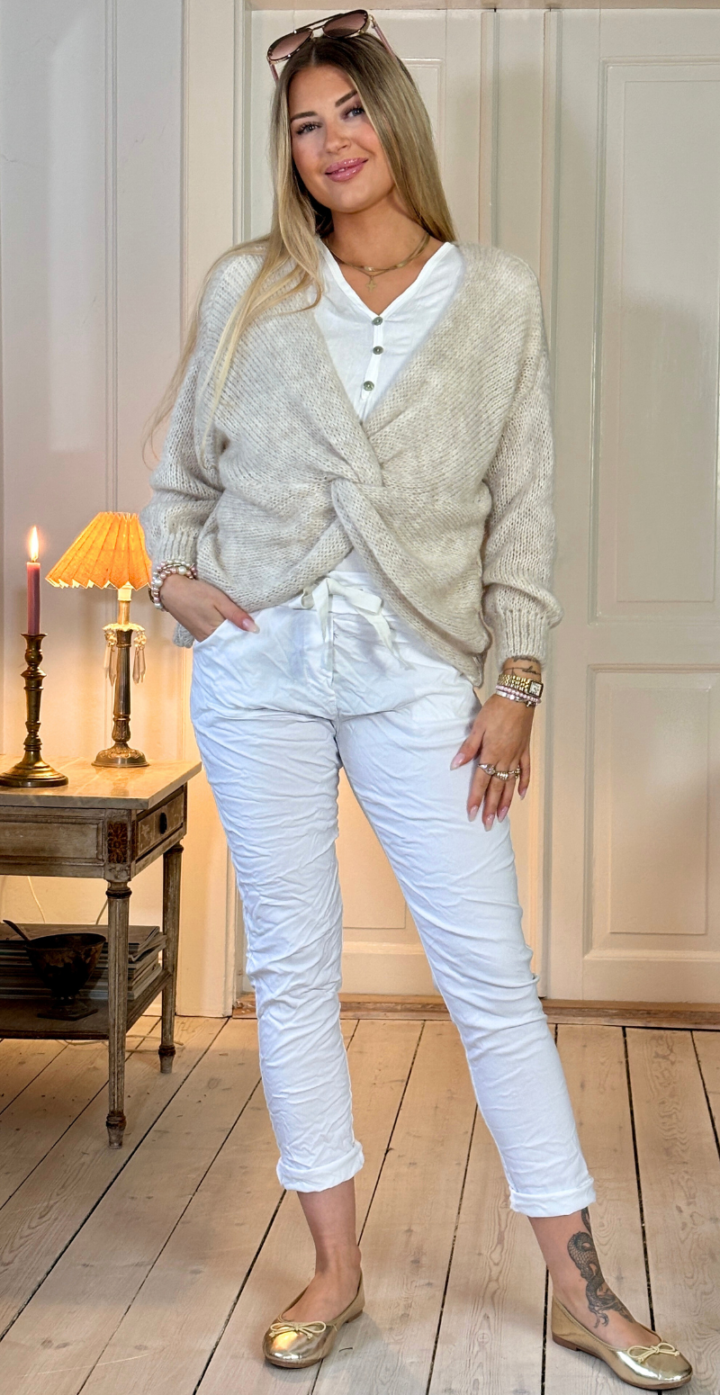 Zinka strik med lange ærmer og knude foran beige LikeLondon