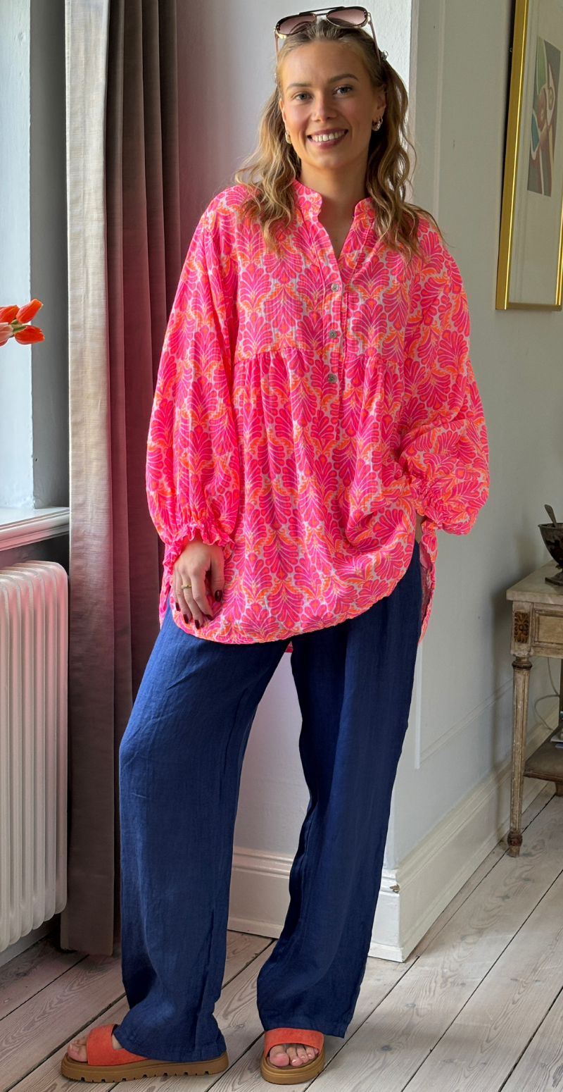 Frida mønstret bluse i musselin med vidde og overskæring pink/orange LikeLondon