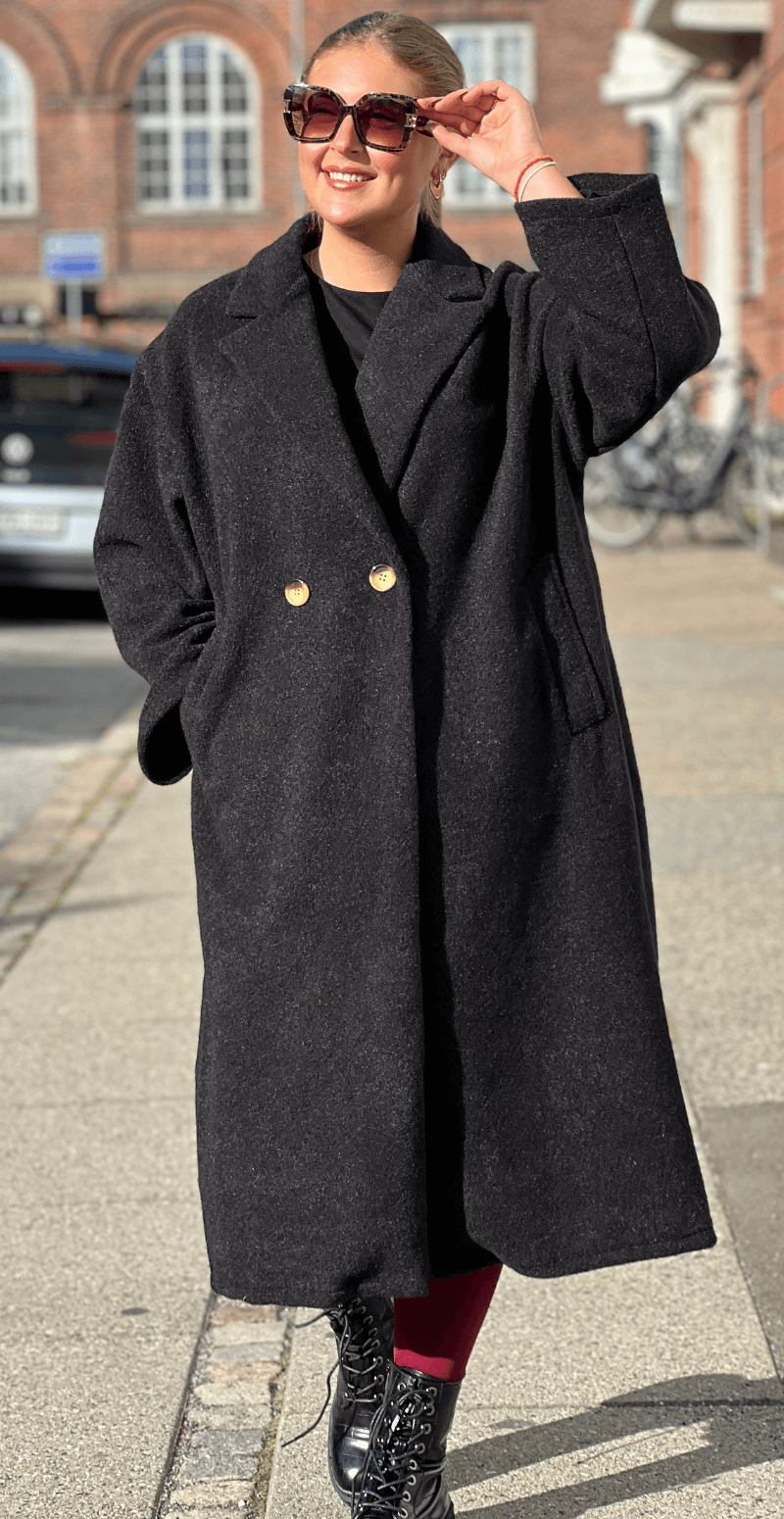 Jaqueline frakke med lommer og knapper sort LikeLondon