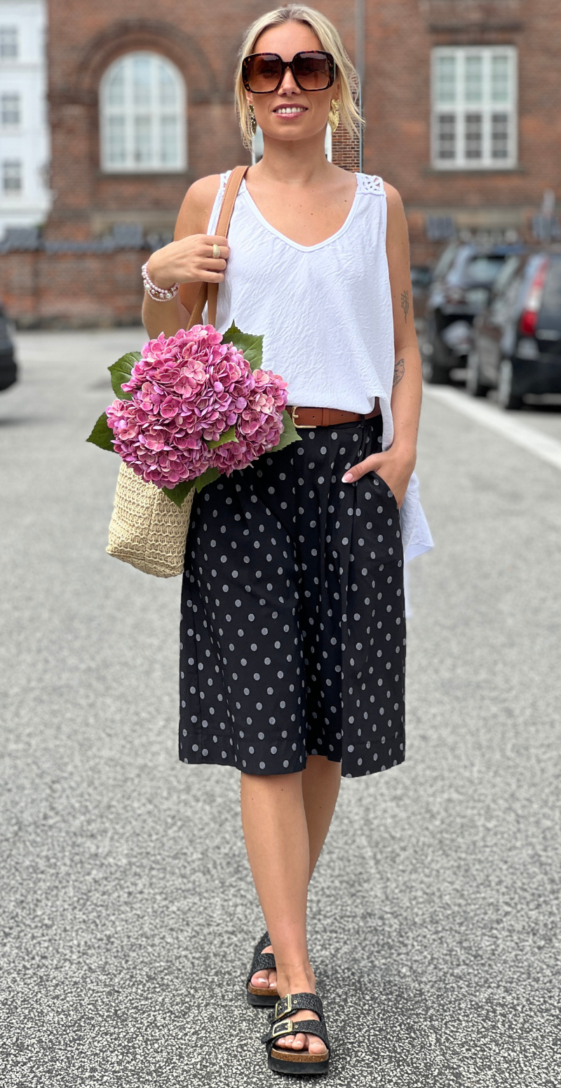 Emma bermuda shorts med prikker og bælte sort LikeLondon