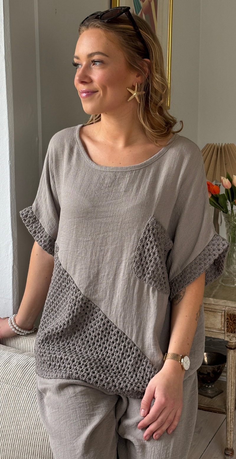 Gladys bluse med kort ærme og hæklede detaljer fango LikeLondon