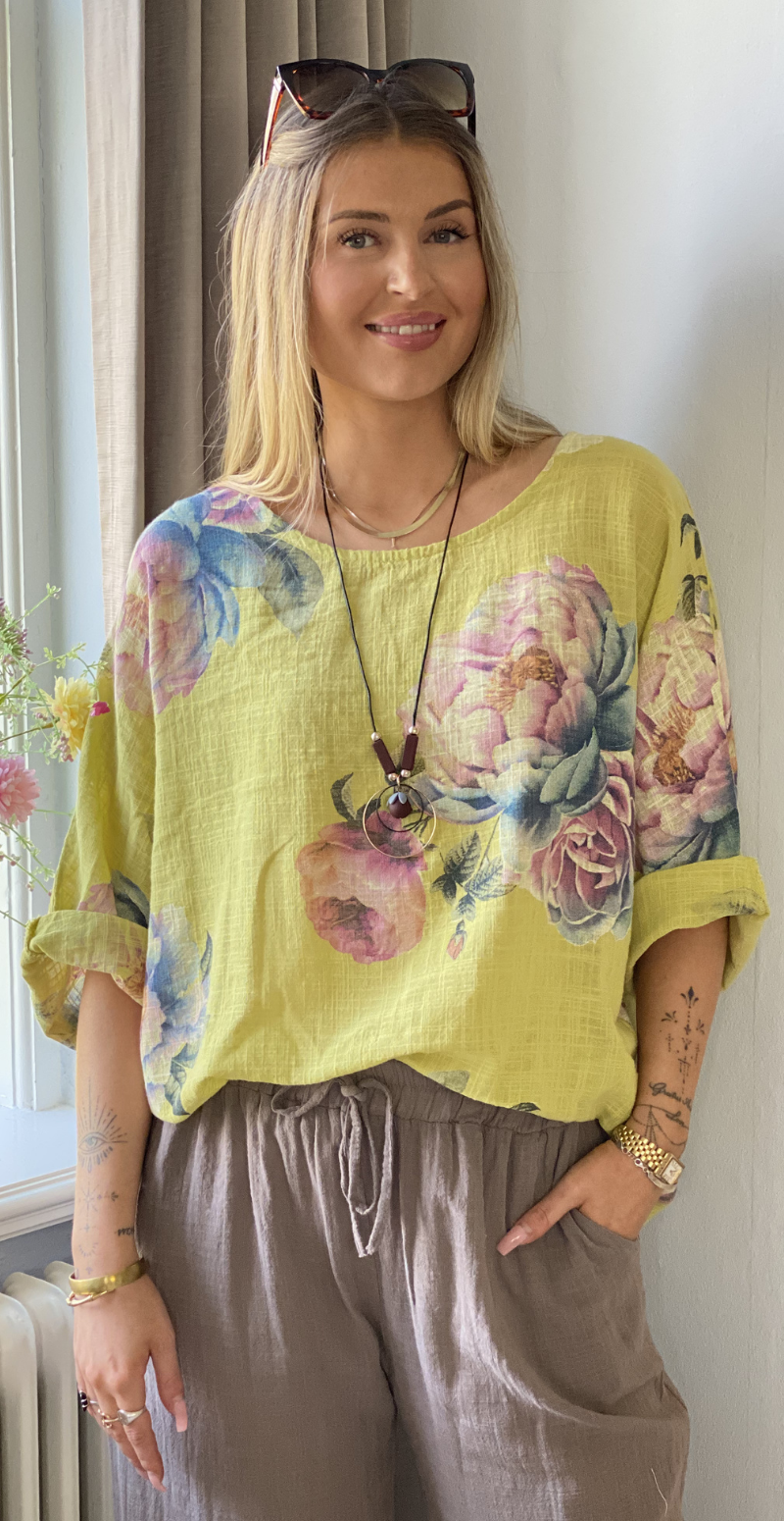 Feodora blomstret bluse med vidde og halskæde gul LikeLondon