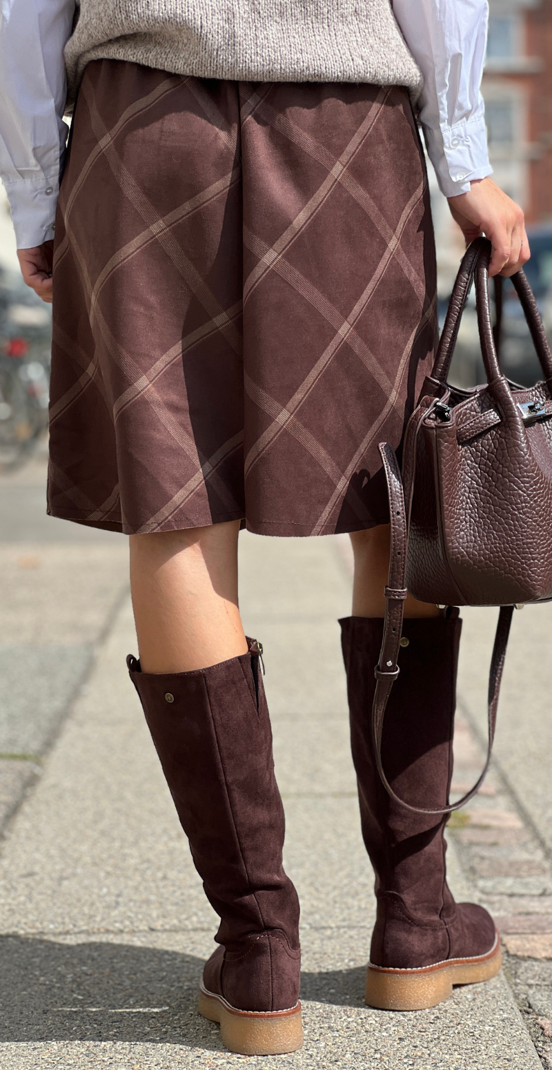 Vicky kort ternet nederdel i ruskind med skrålommer dark brown LikeLondon