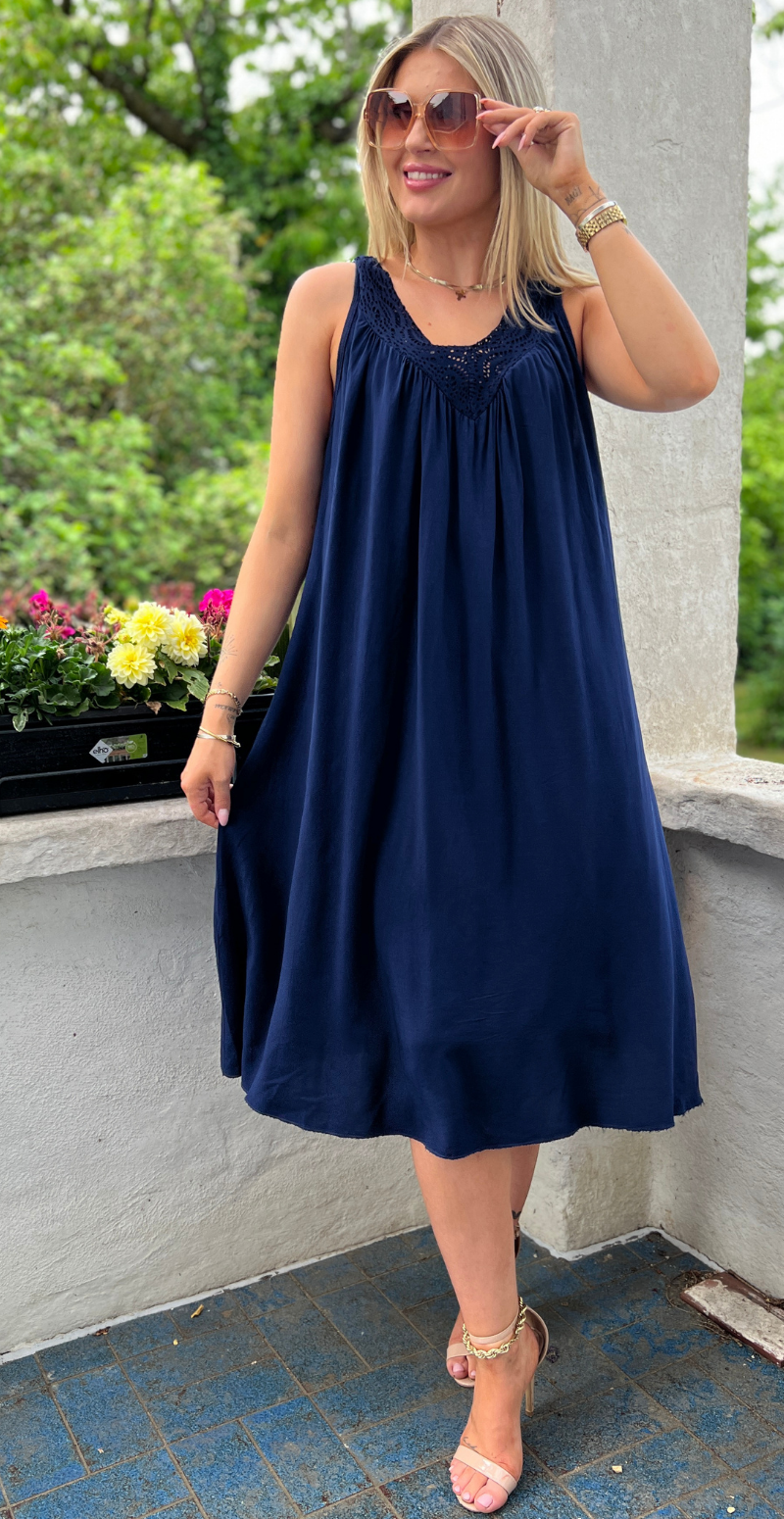 Beth kjole uden ærmer med blonde og v-hals navy LikeLondon