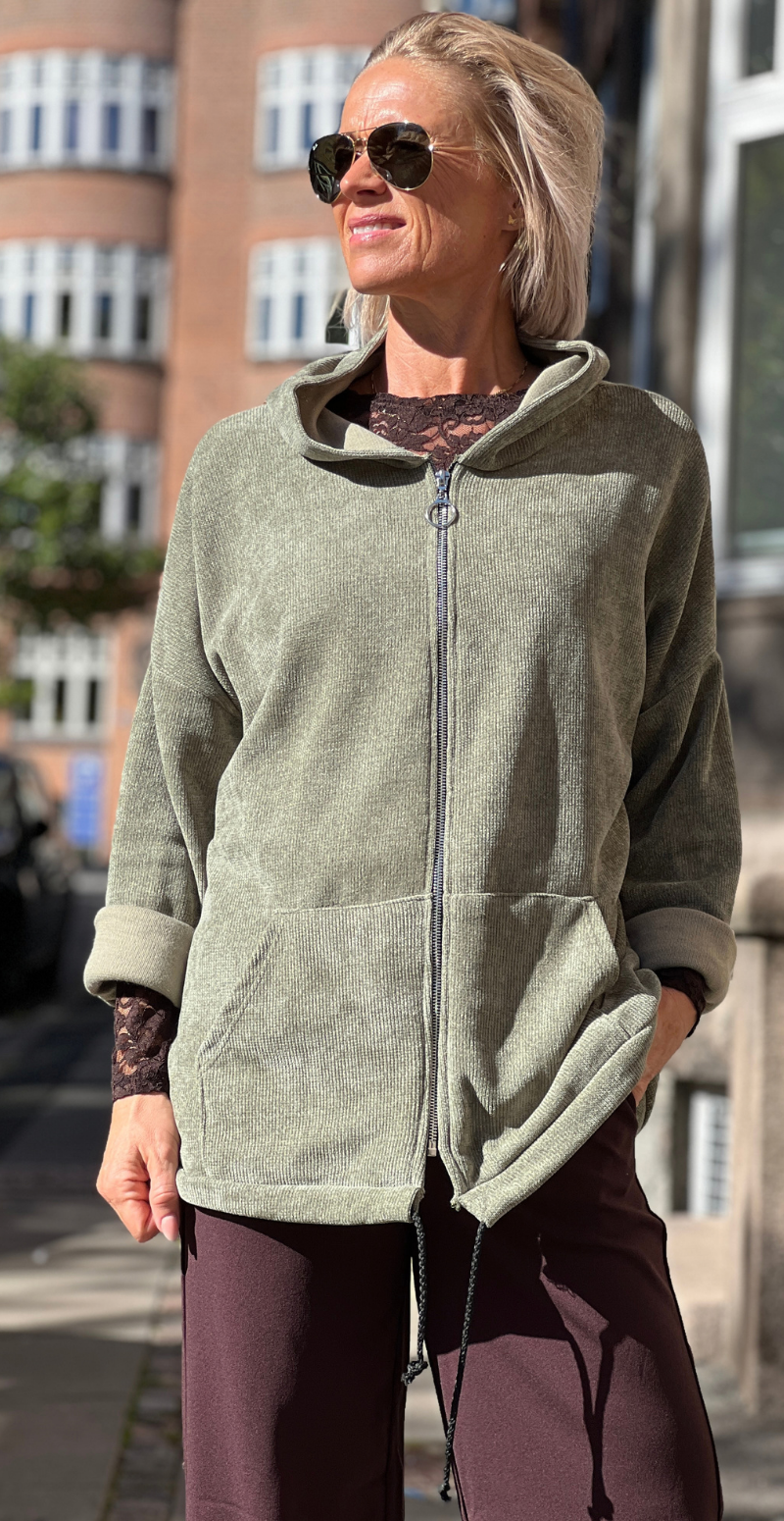Forudbestil uge 41 Melissa fløjlscardigan med hætte og lynlås khaki LikeLondon