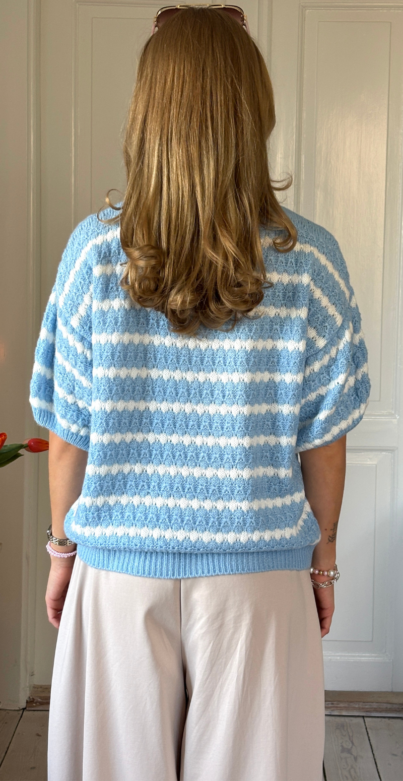 Nadine kortærmet strik med stribetmønster lysblå/hvid LikeLondon