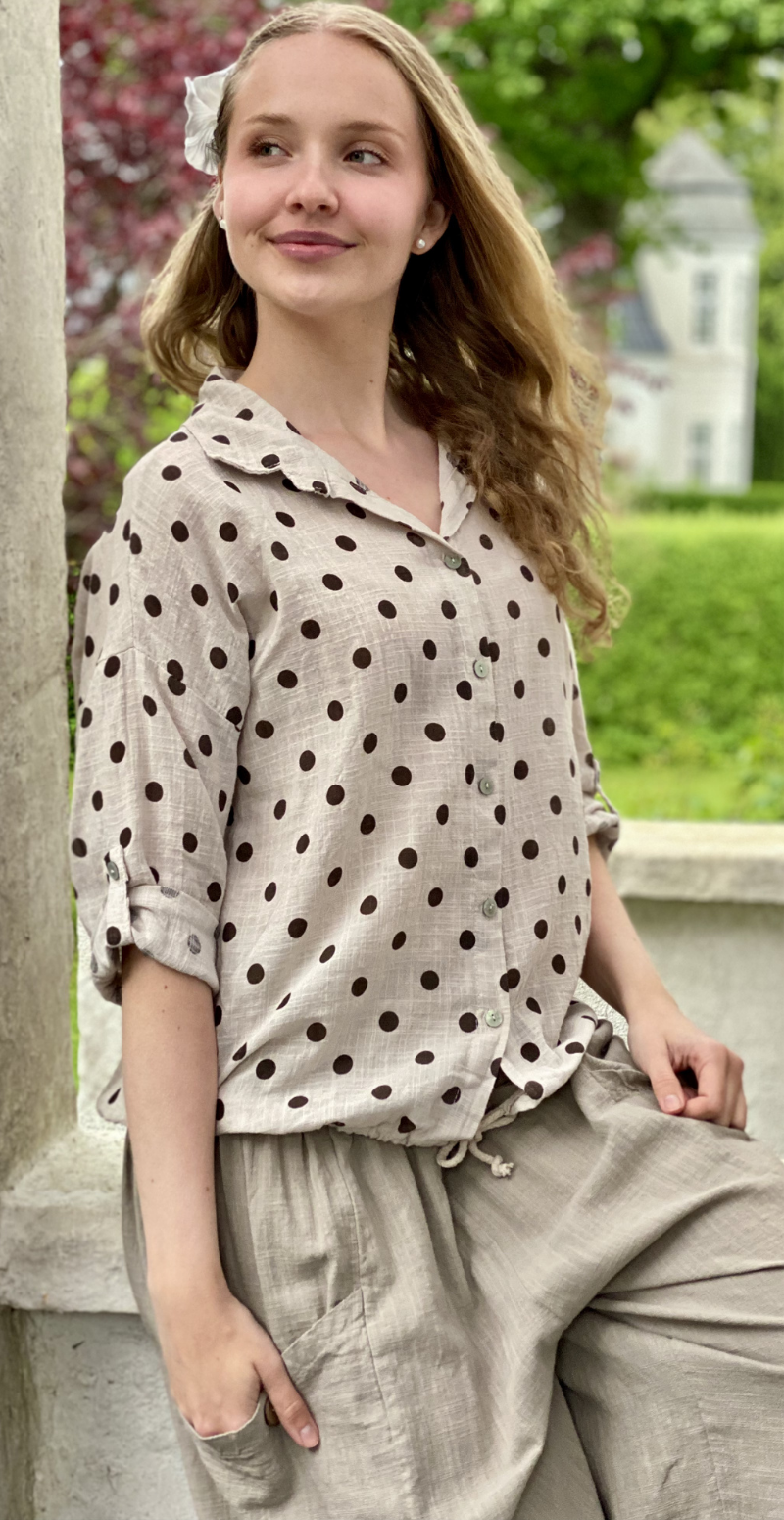 Bianca skjorte med snøre ved taljen og prikker beige LikeLondon