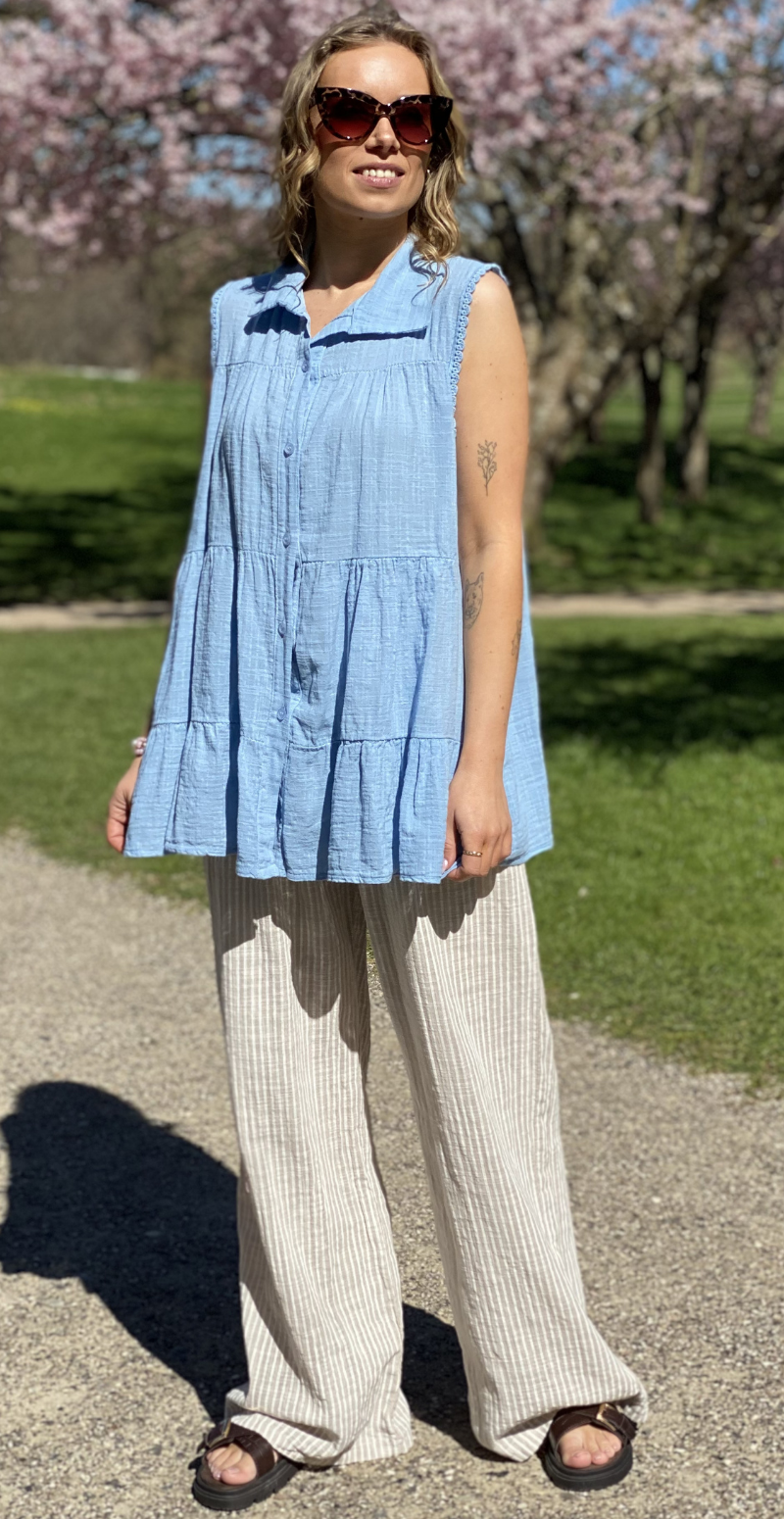 Rinda bluse uden ærmer med peplum og hæklede detaljer blå LikeLondon