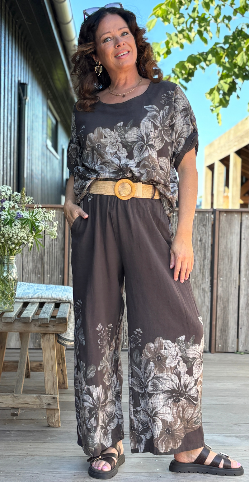 Arista sæt med bukser og bluse med blomsterprint brun LikeLondon