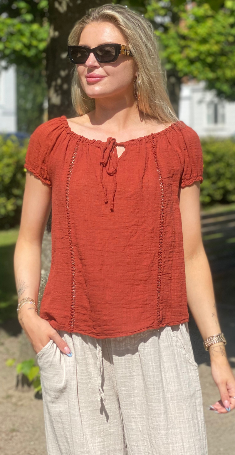 Karin bluse med korte ærmer, bindebånd og hæklede detaljer rust LikeLondon