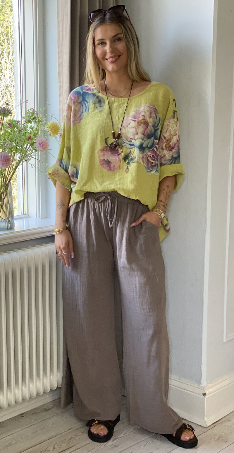 Feodora blomstret bluse med vidde og halskæde gul LikeLondon