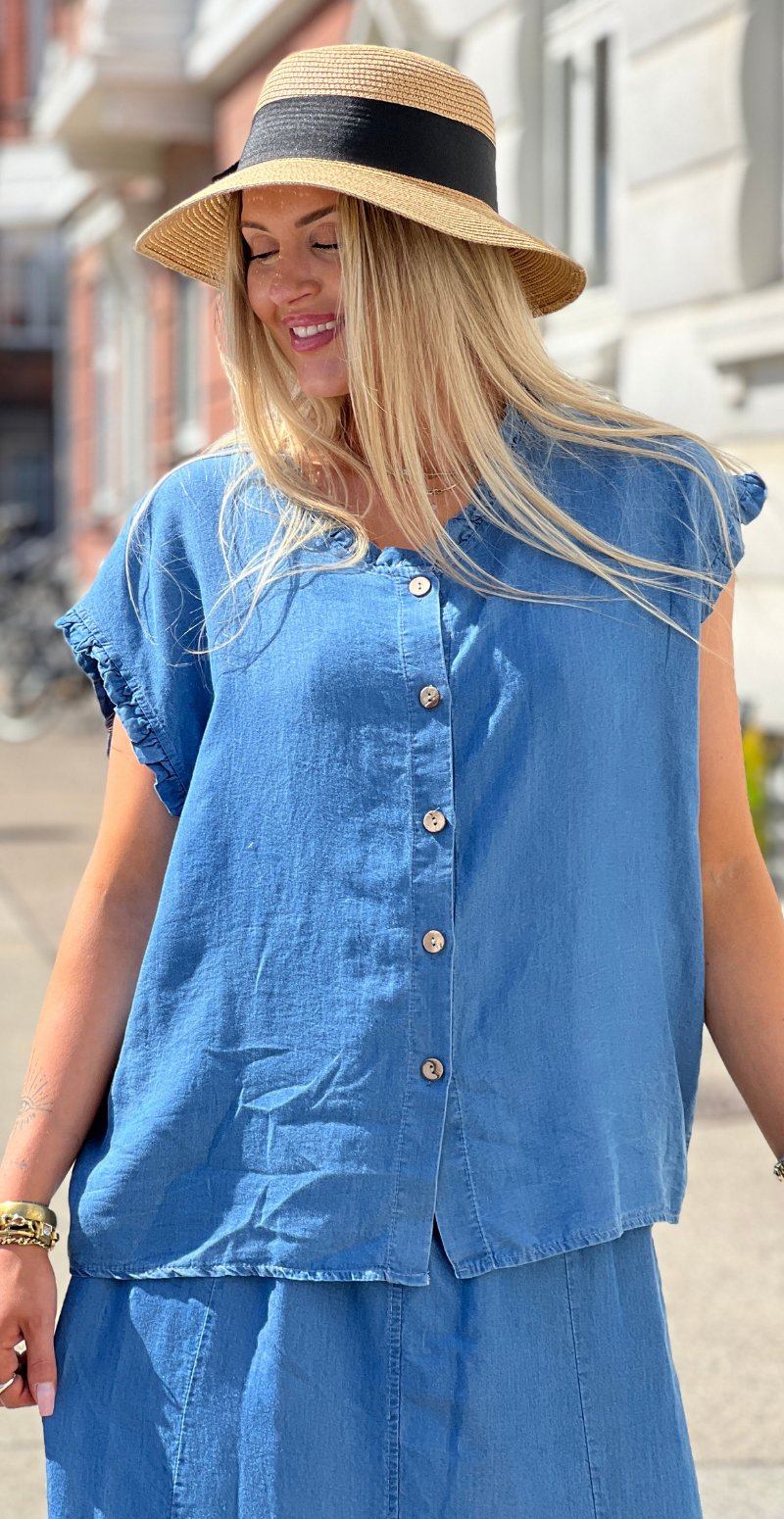 Carlen bluse uden ærmer og flæsekant medium jeans LikeLondon